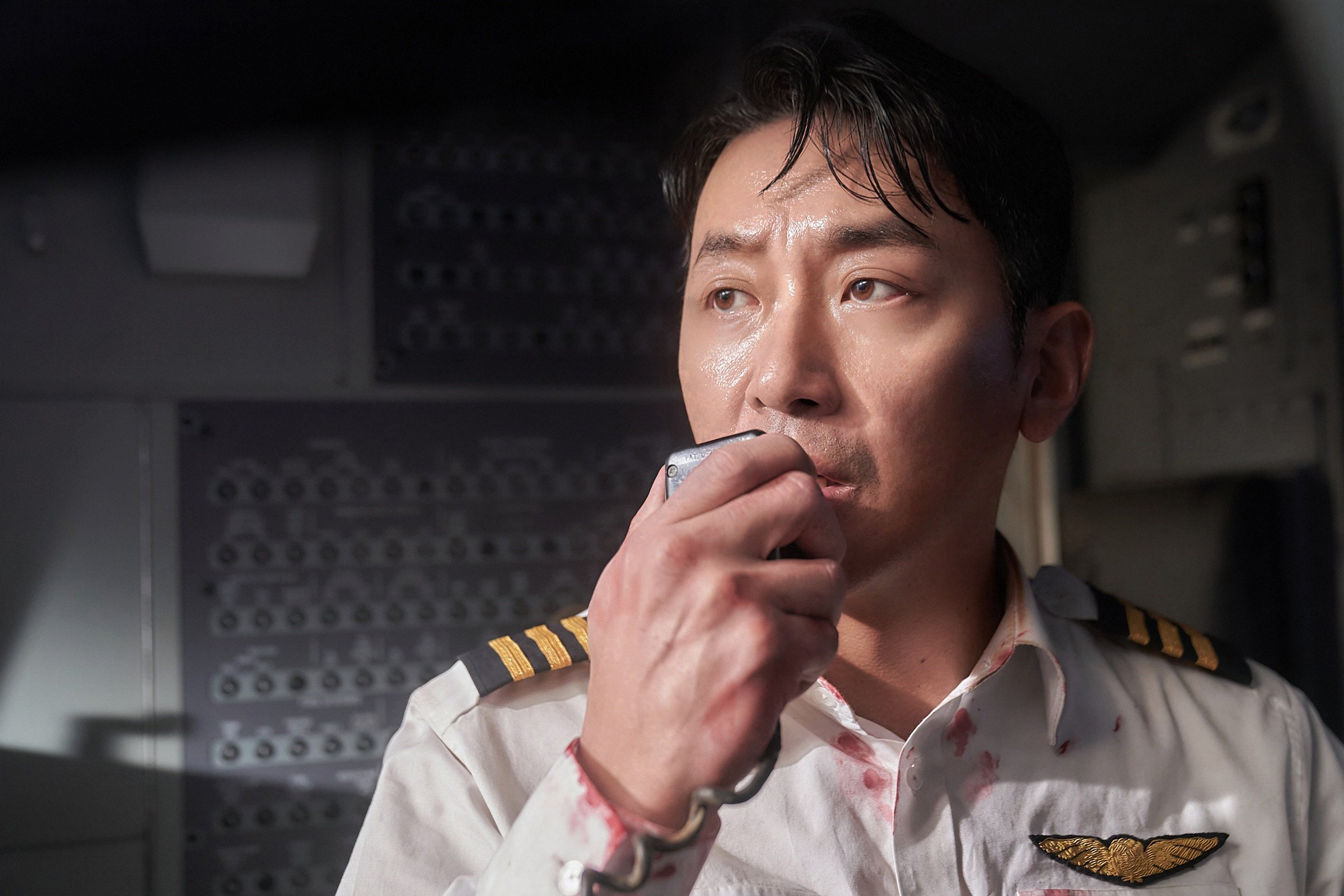 Ha Jung-woo in a still from Hijack 1971.