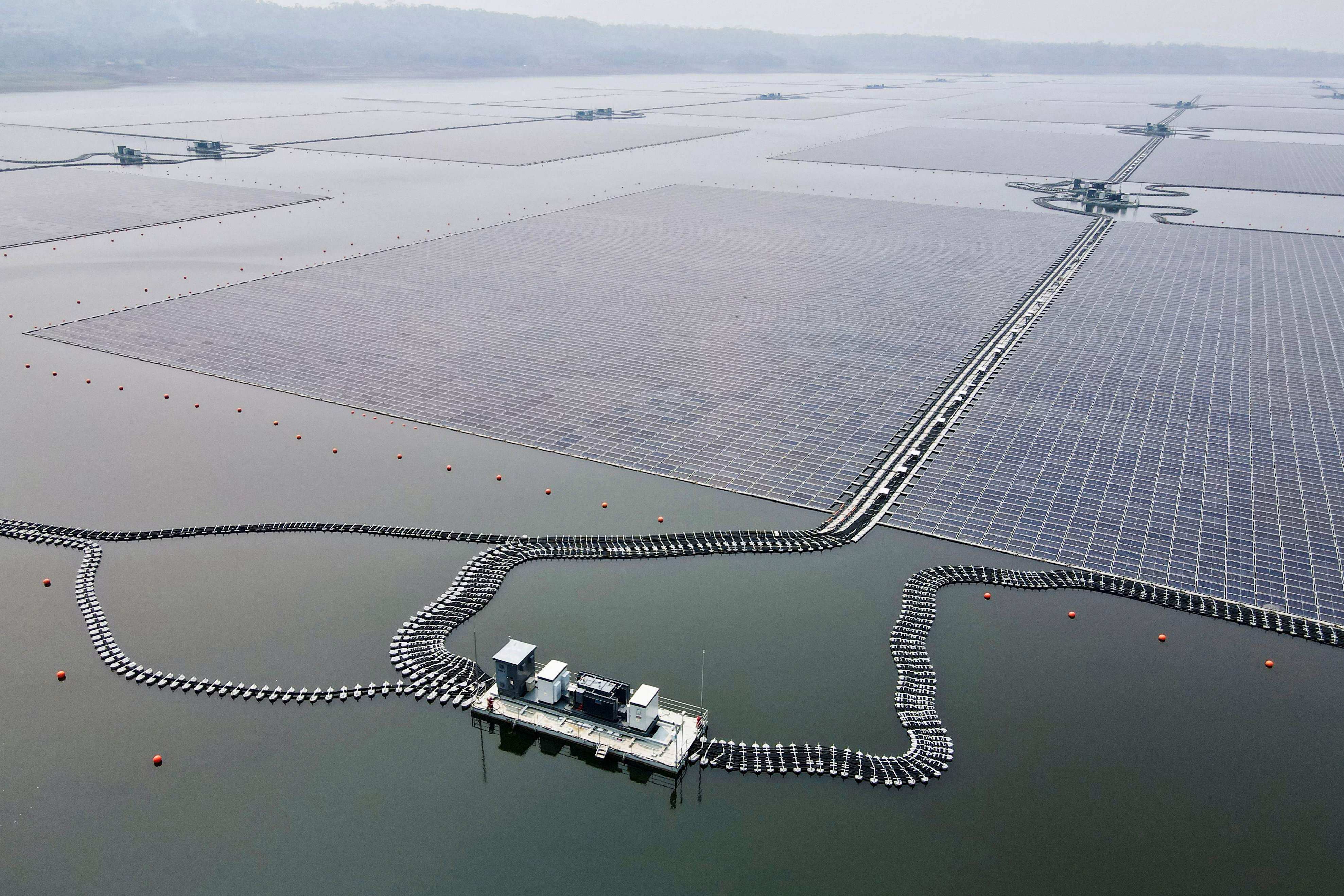 An aerial picture shows a floating solar power plant at Cirata Reservoir in West Java, Indonesia on November 9, 2023, shortly before its inauguration. Photo: AFP