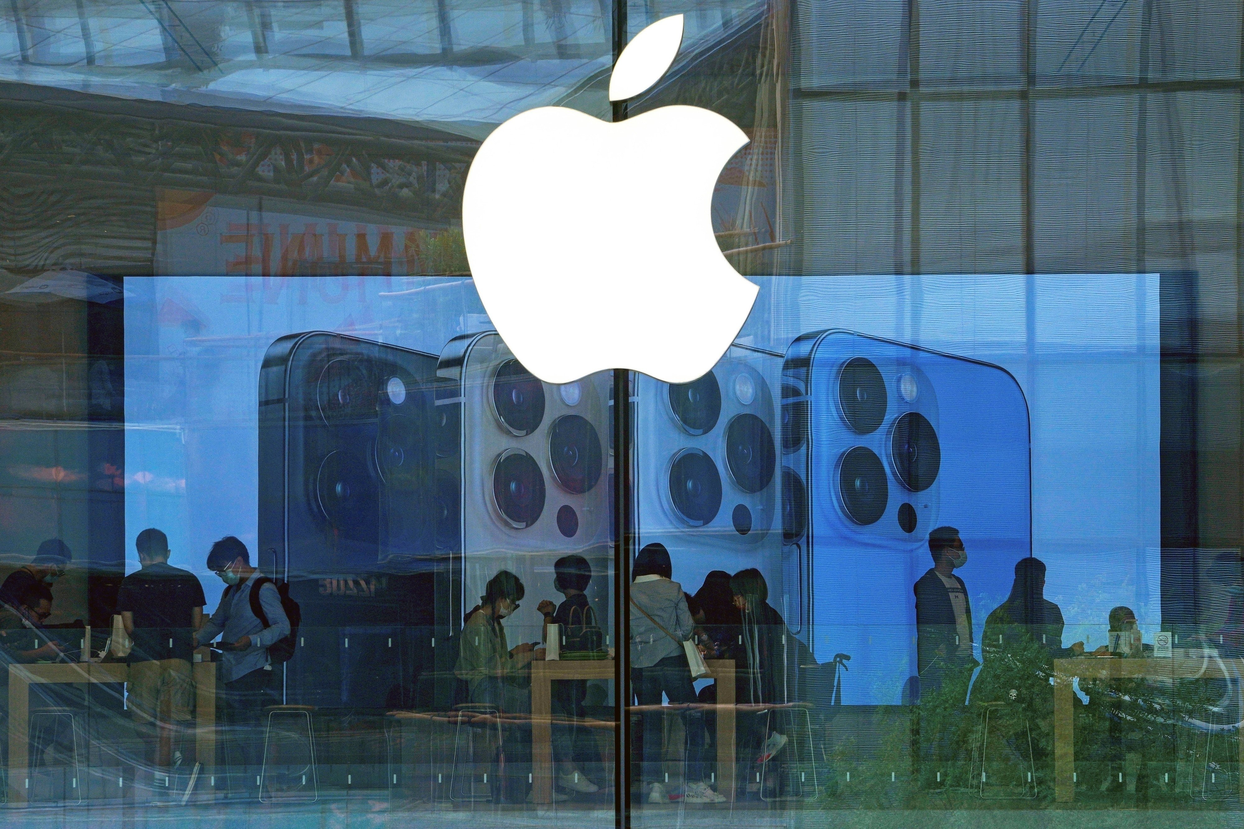 People try out iPhone products at an Apple Store in Beijing, Sept. 28, 2021. Photo: AP