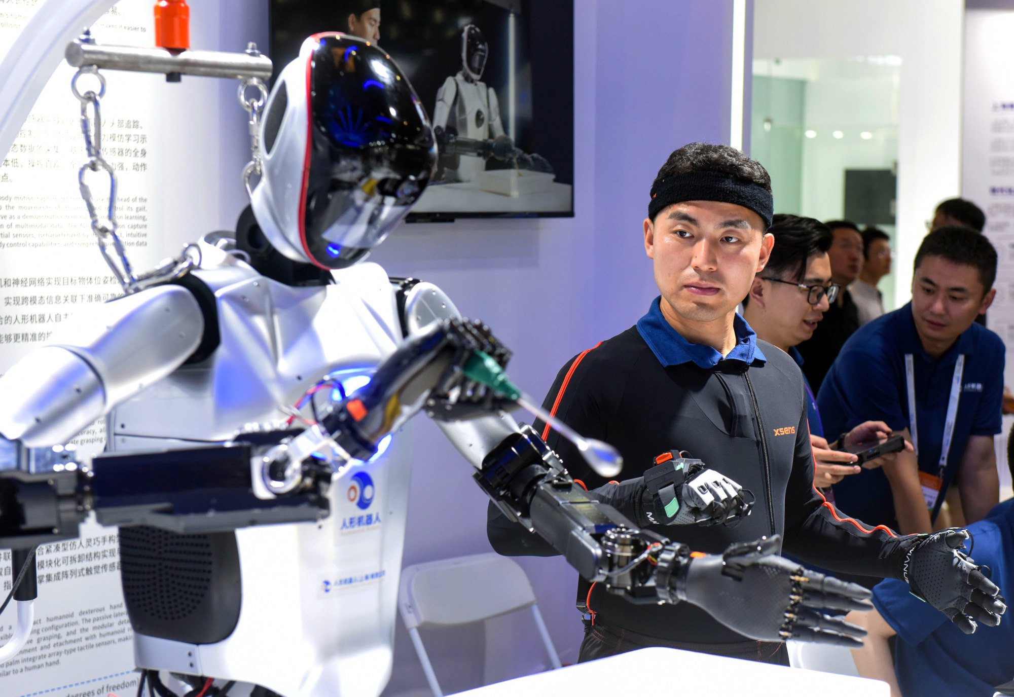 A staff member demonstrates a gesture-controlled robot during the 2024 World AI Conference in Shanghai, July 4, 2024. Photo: Xinhua