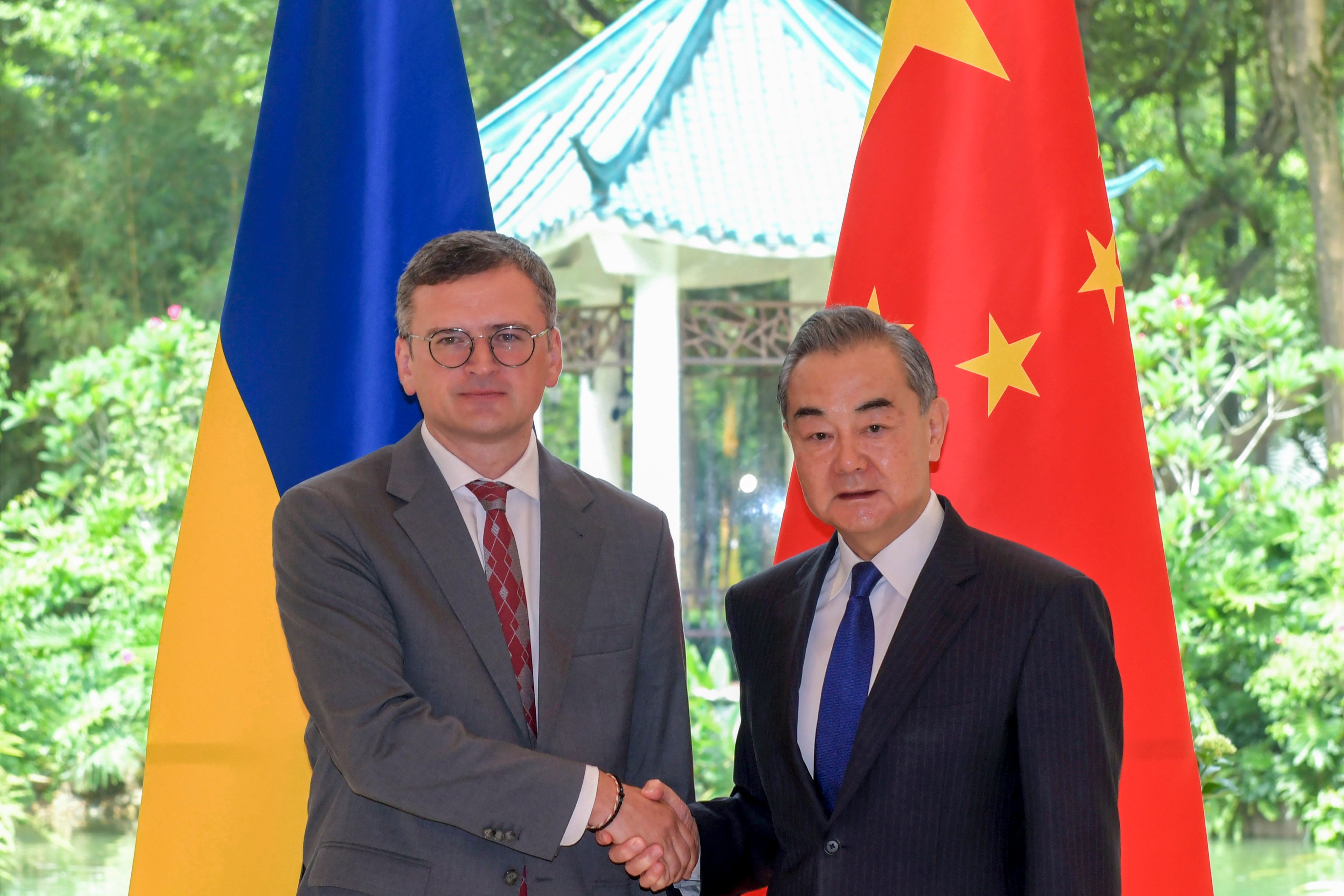 Dmytro Kuleba and Wang Yi pictured during the Ukrainian minister’s visit to China. Photo: AP