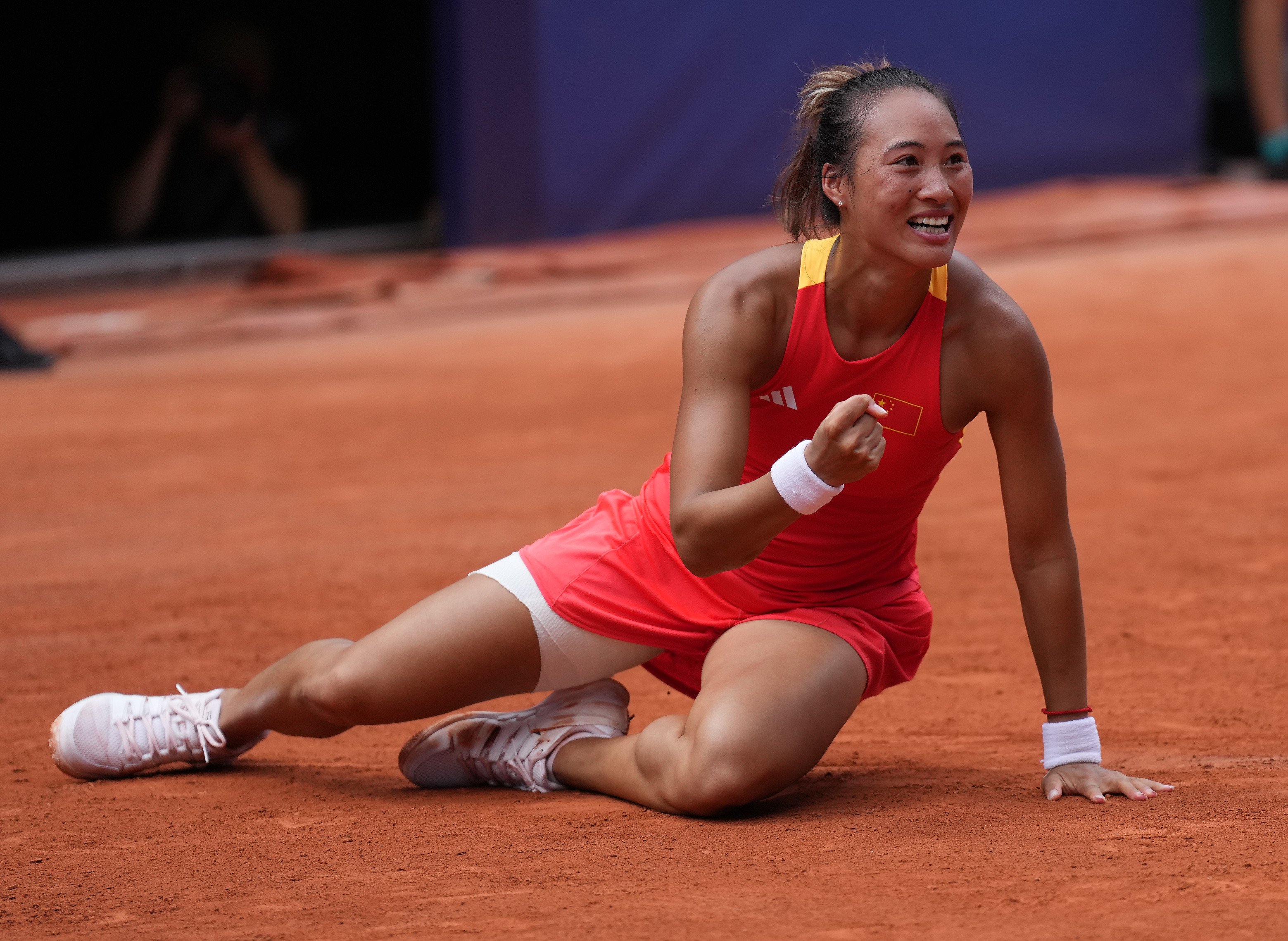 Zheng Qinwen celebrates her semi-final victory over Iga Swiatek. Photo: Xinhua