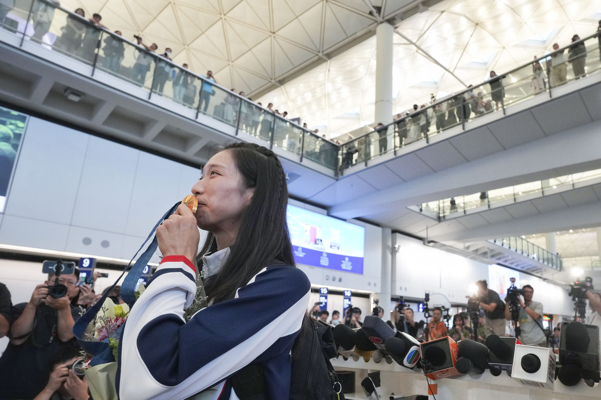 Olympic star Vivian Kong kisses her gold medal. Photo: Elson Li