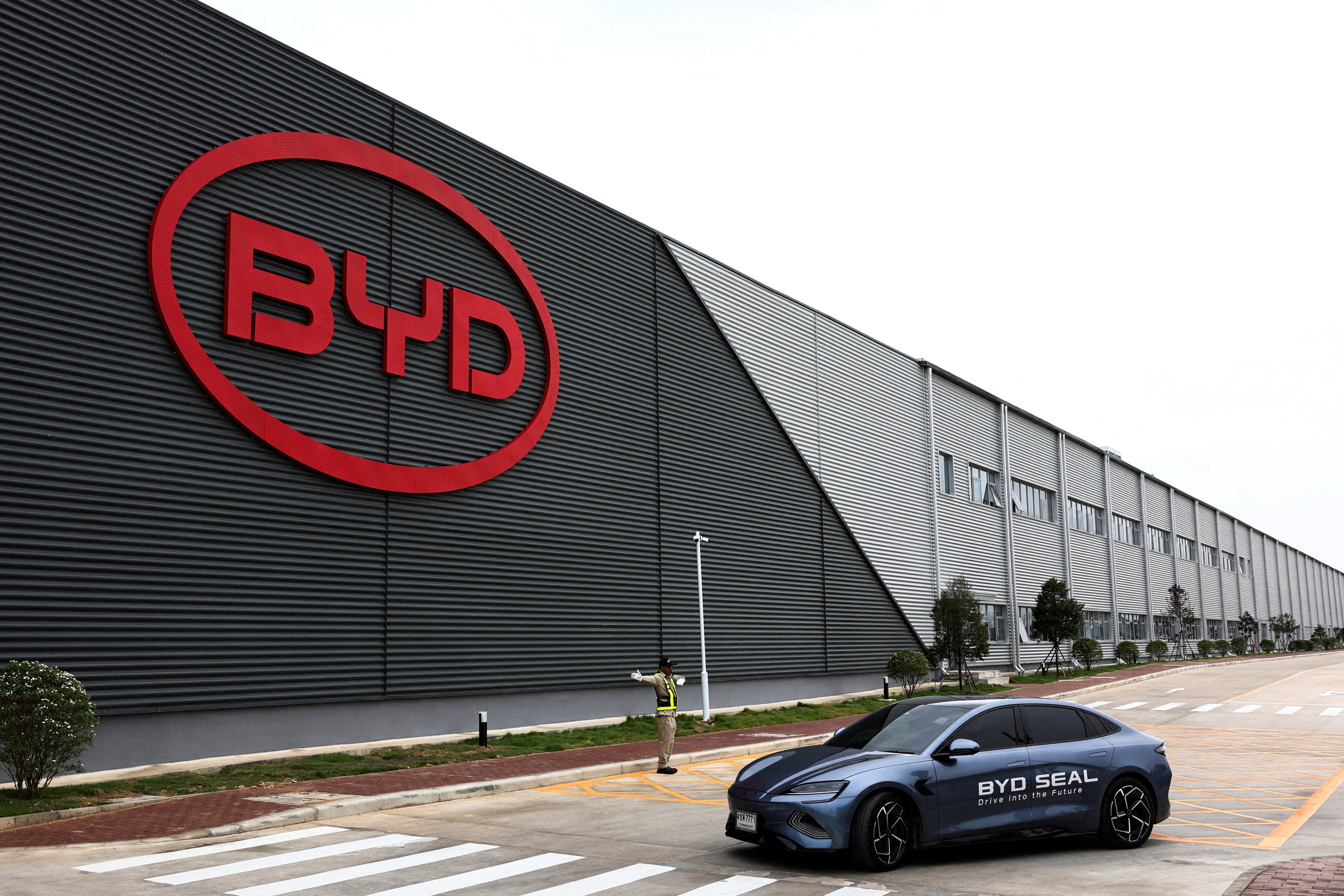 BYD has signed a deal with Uber to supply the ride-hailing platform 100,000 cars. Photo: Reuters