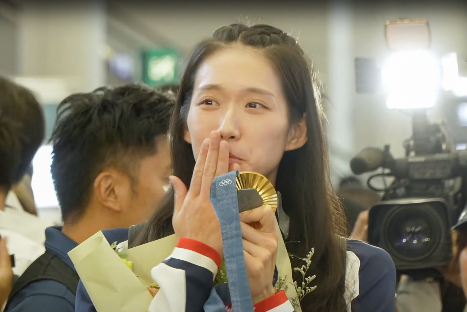 Hong Kong fencer Vivian Kong blows kisses at fans upon her return from Paris. Photo: SCMP