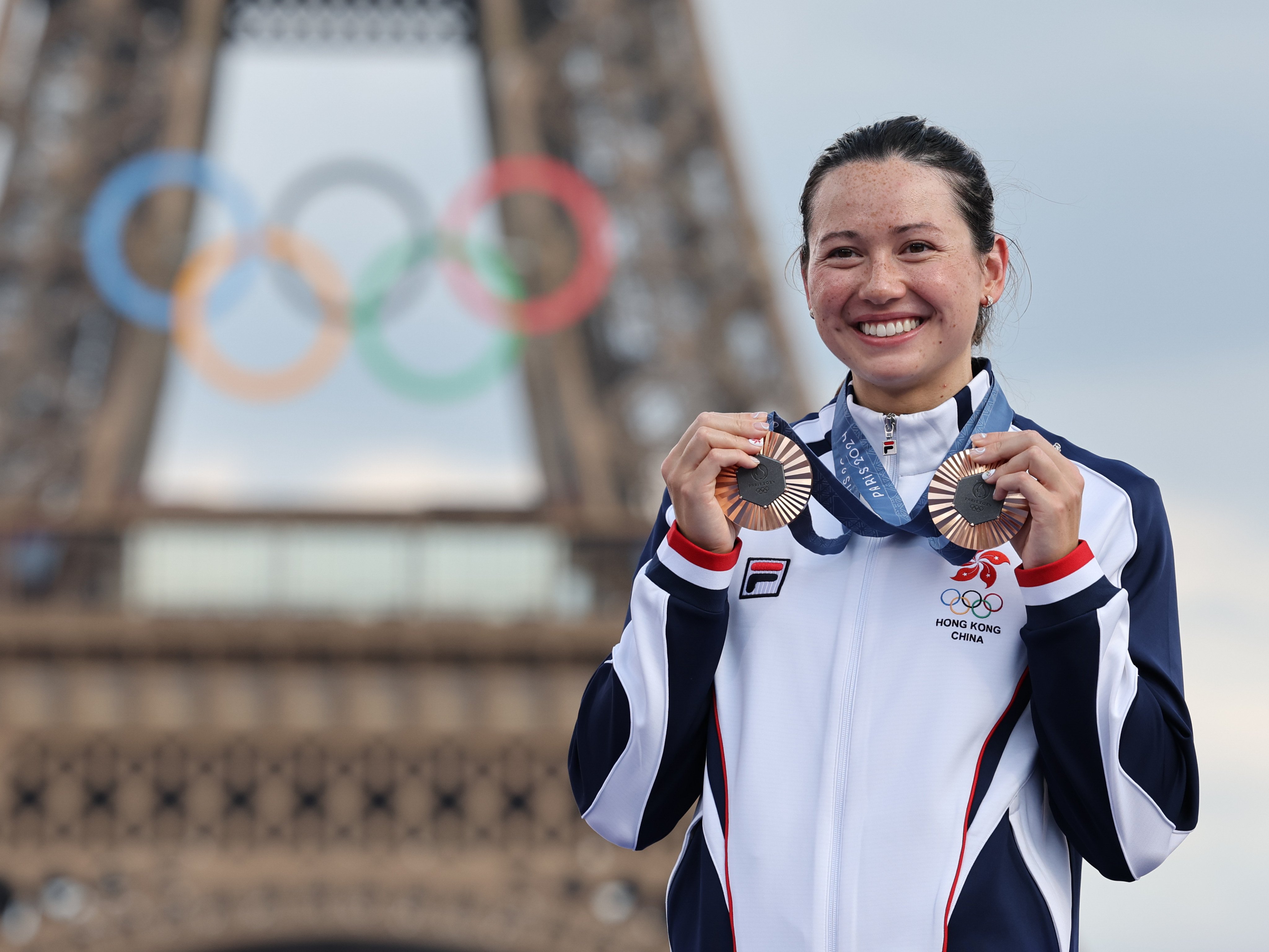 Hong Kong swimming star Siobhan Haughey poses with her medals in front of the Eiffel Tower in Paris on August 1, 2024. Photo: Xinhua 