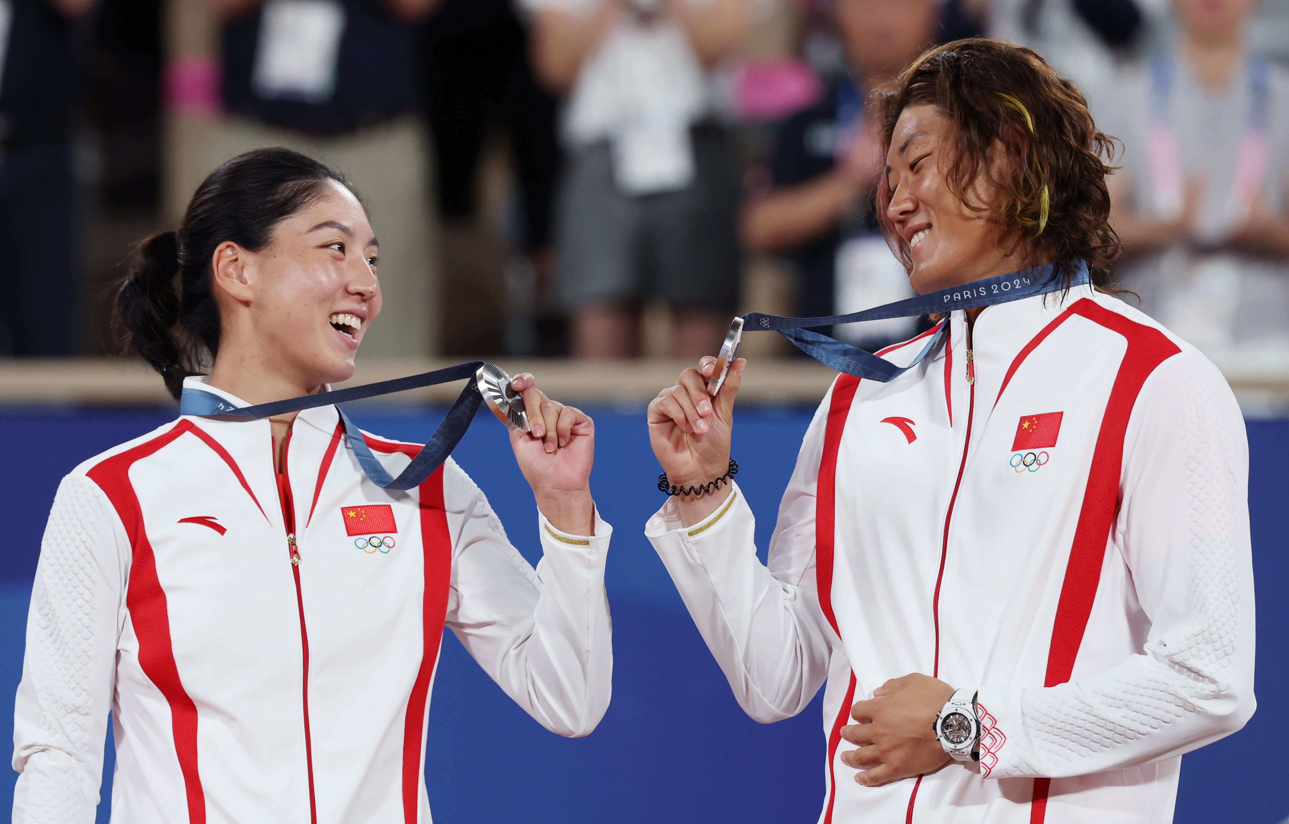 Silver medalists Wang Xinyu and Zhang Zhizhen show off their silver medals for mixed doubles tennis at the Olympic Games in Paris on Friday. Photo: Xinhua