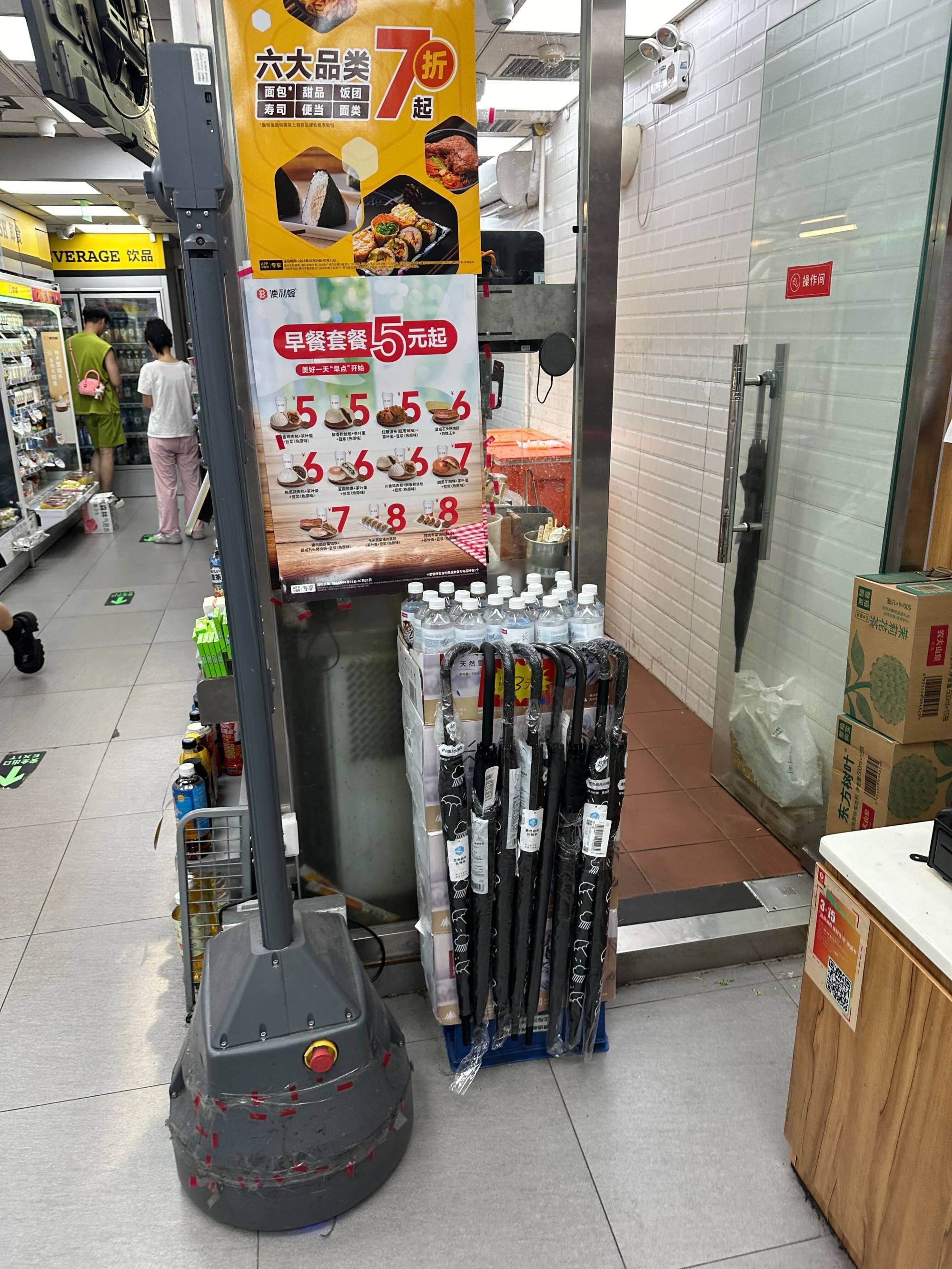 A robot stands watch in a Bianlifeng store in Beijing. Photo: Mark Gong