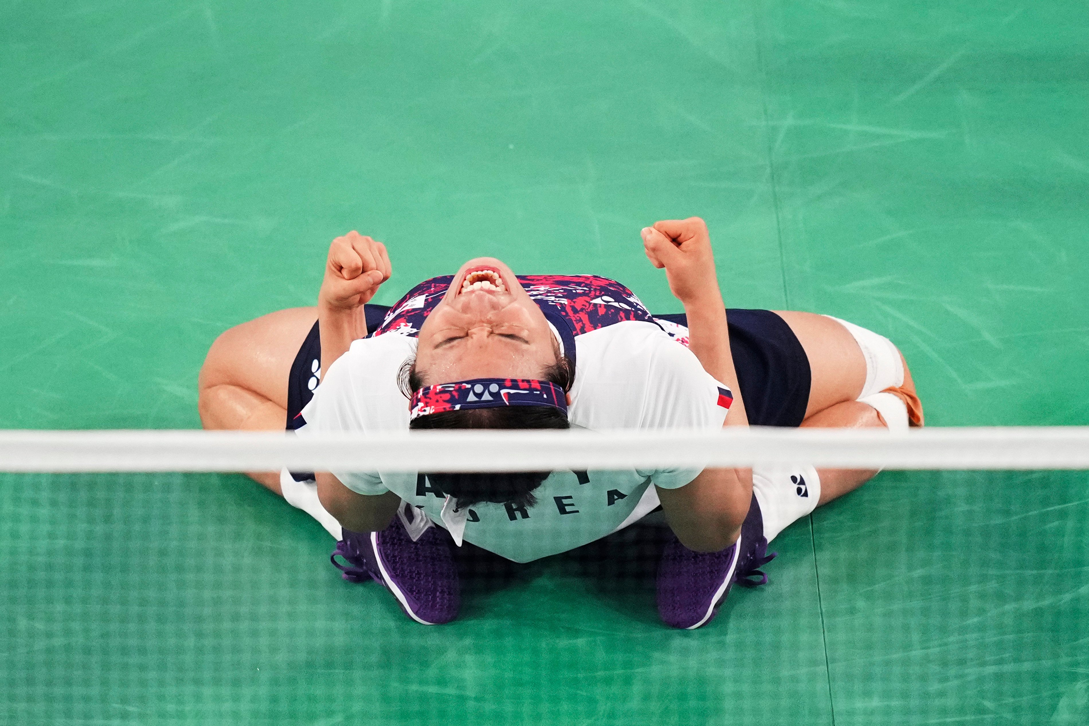 South Korea’s An Se-young celebrates after beating  China’s He Bingjiao during their women’s singles badminton gold medal match. Photo: AP