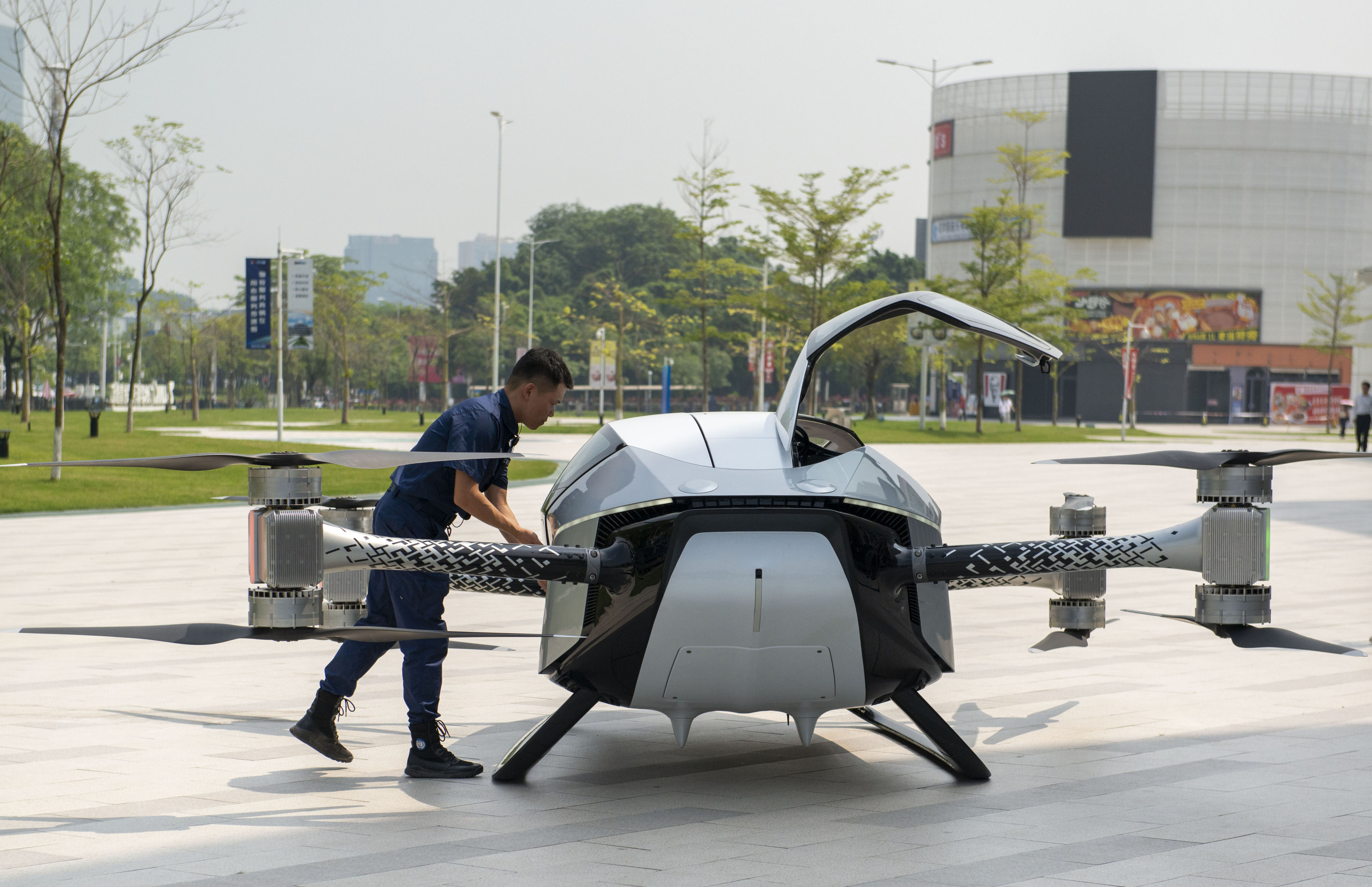 A staff member prepares an X2 flying car for a demonstration flight at the headquarters of Xpeng AeroHT in Guangzhou in south China’s Guangdong Province, on May 15, 2024. Photo: Xinhua