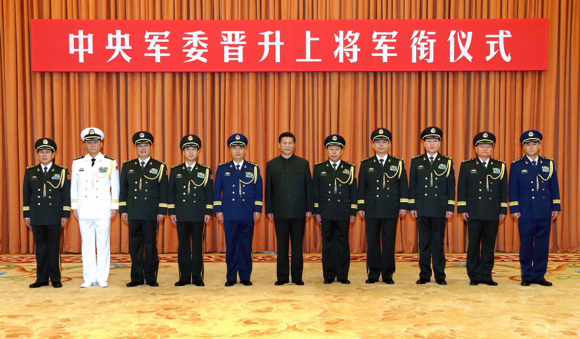 Xi Jinping (centre) poses for a photo with the newly promoted General Wei Fenghe (first left) and other high-ranking military officers after a ceremony in Beijing on November 23, 2012. Photo: Xinhua