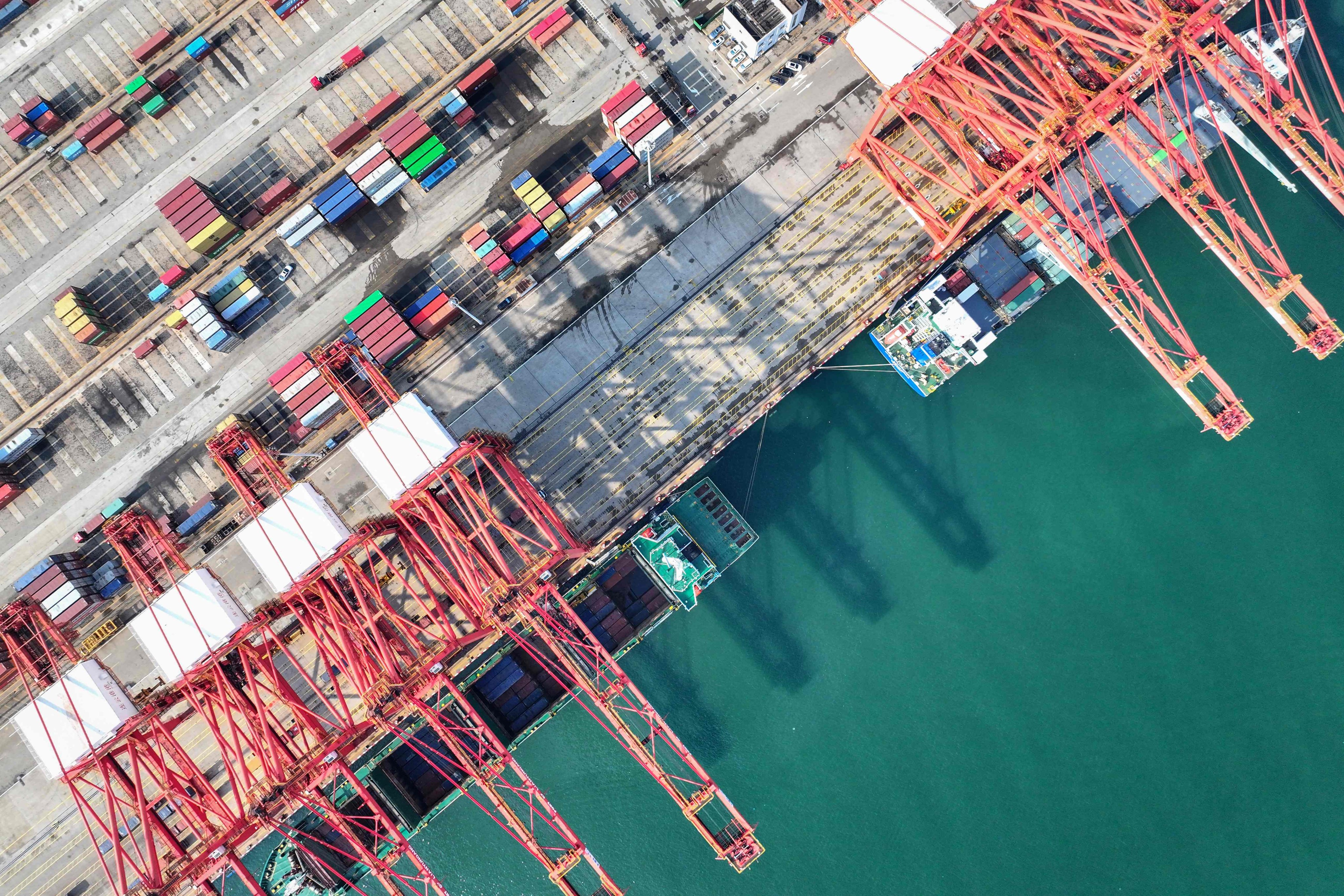 Cranes load containers onto ships at a port in Lianyungang, in eastern China’s Jiangsu province, on August 7, 2024. Photo: AFP