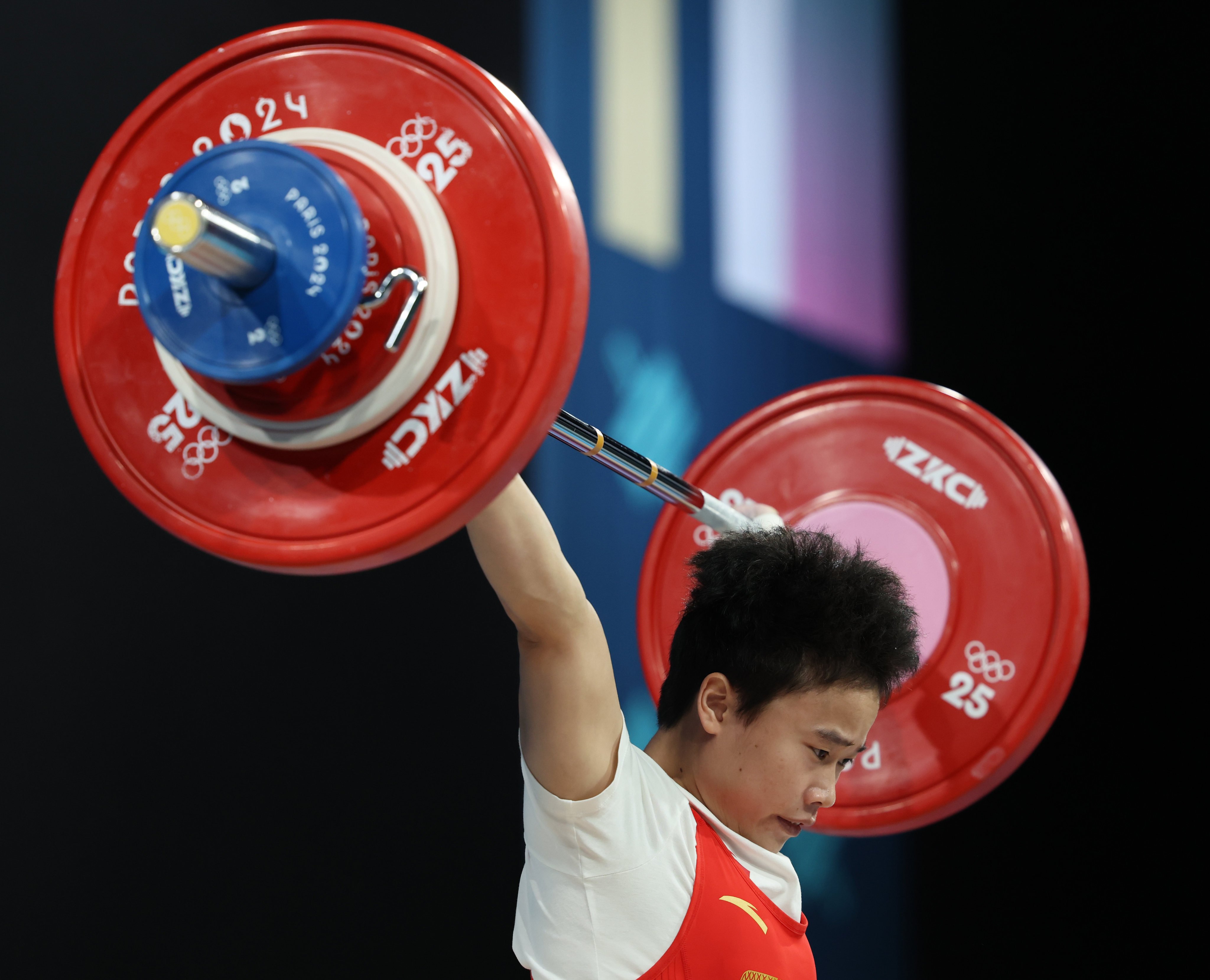 Hou Zhihui competes in the women’s 49kg weightlifting competition. Photo: Xinhua