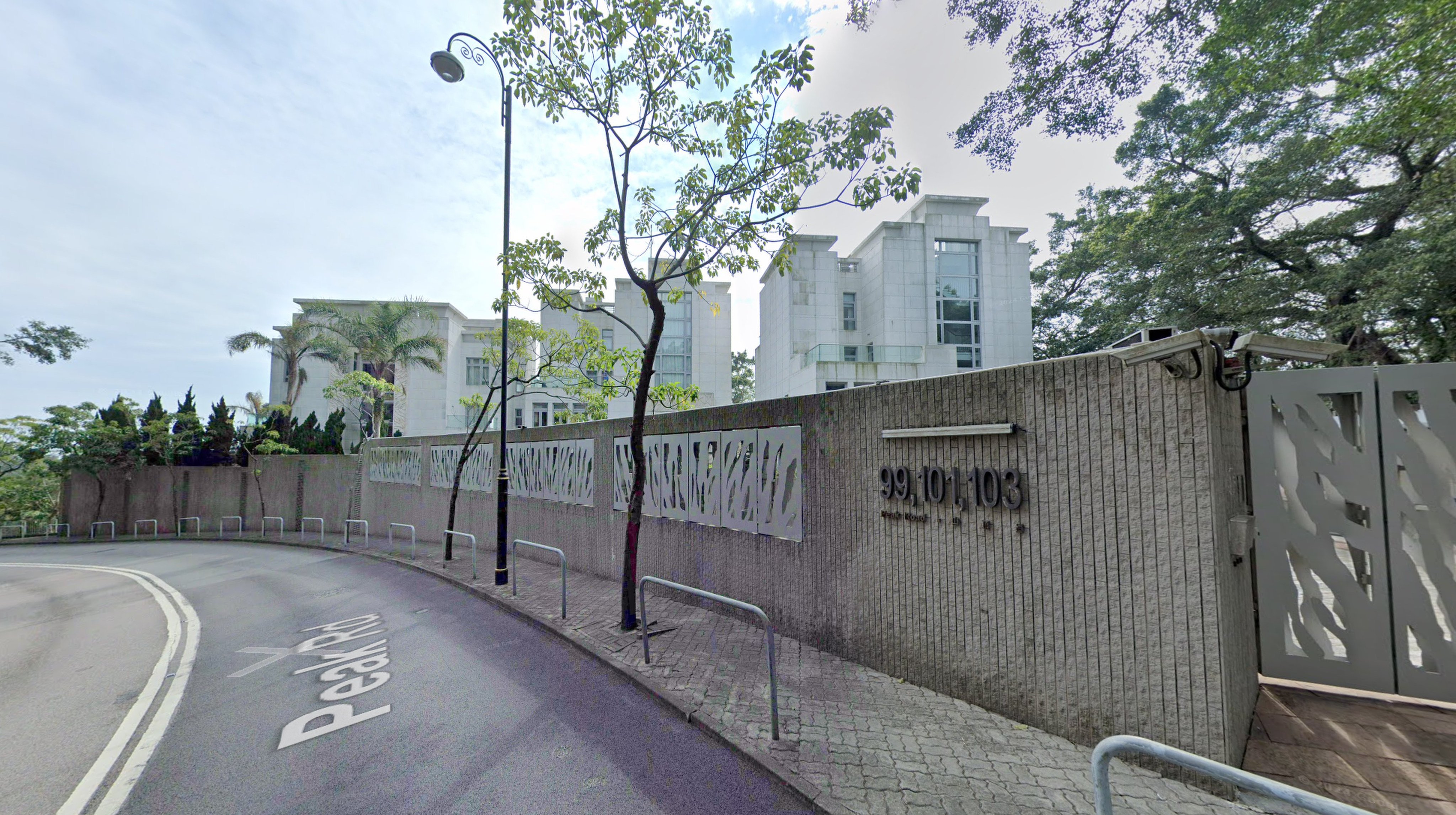 The buyer of 99, 101 and 103 Peak Road paid HK$860 million for the three properties, according to sources. Photo: Google