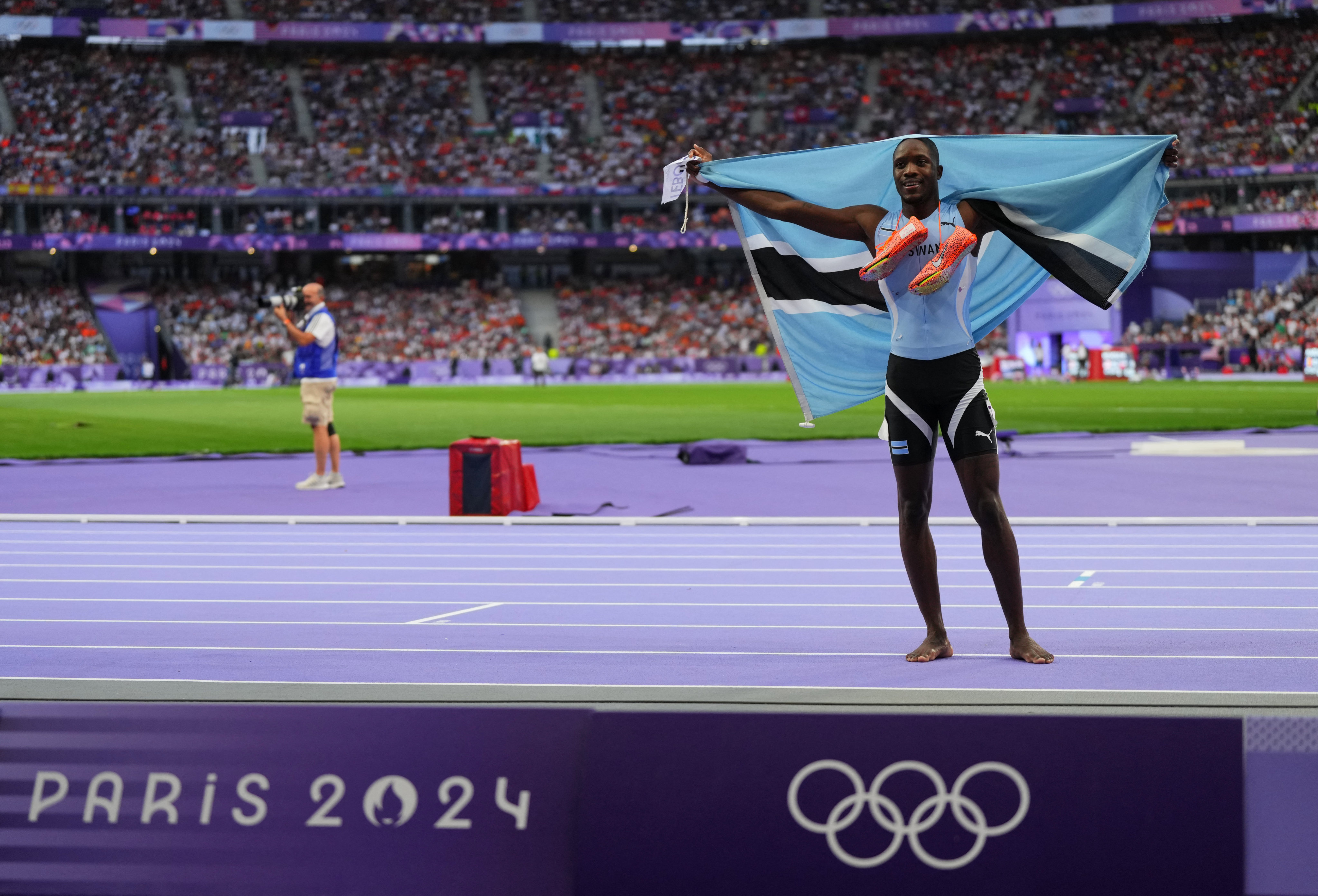 Letsile Tebogo of Botswana celebrates winning gold in the men’s 200m. Photo: Reuters