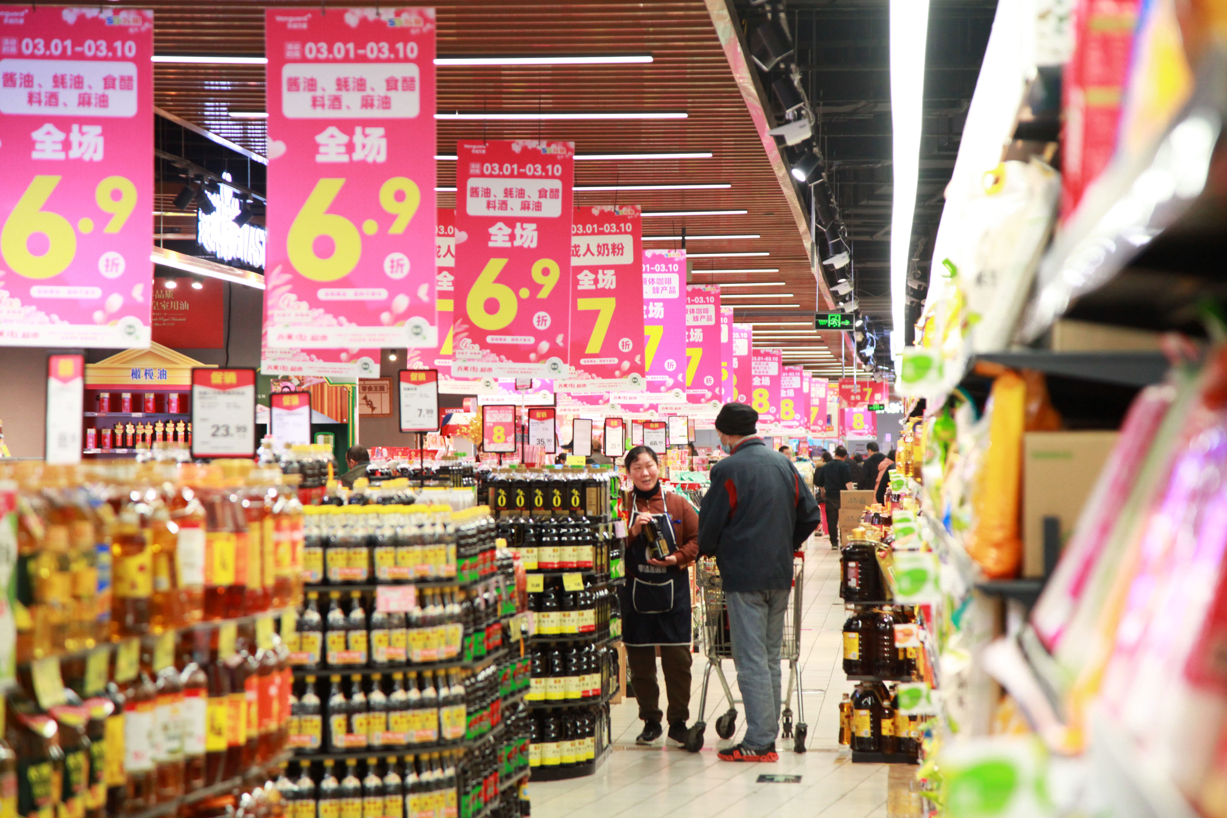 A customer shops at a Nanjing supermarket in east China’s Jiangsu province. Photo: Xinhua