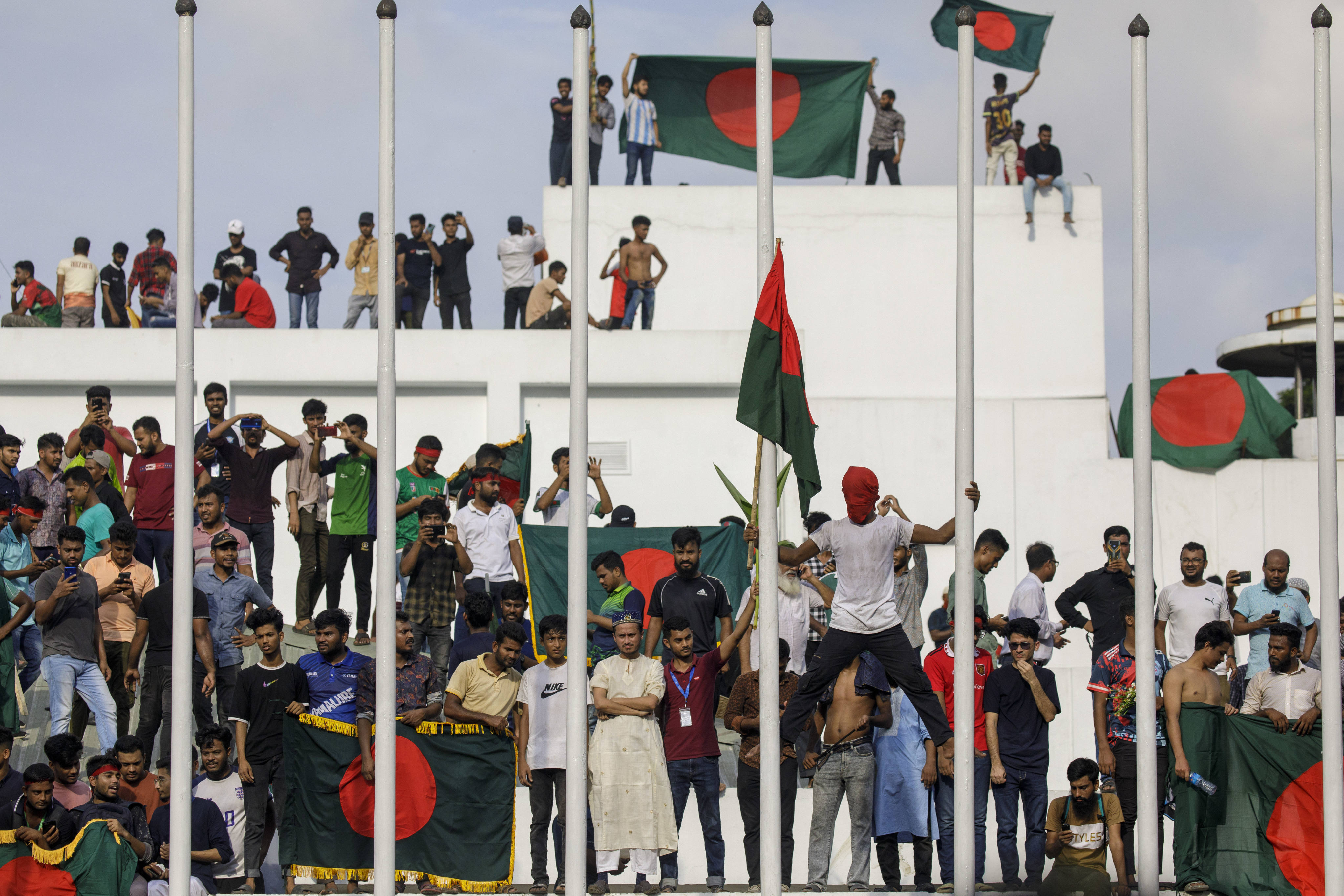 Anti-government protesters gather at Prime Minister Hasina’s palace in Dhaka. Photo: dpa