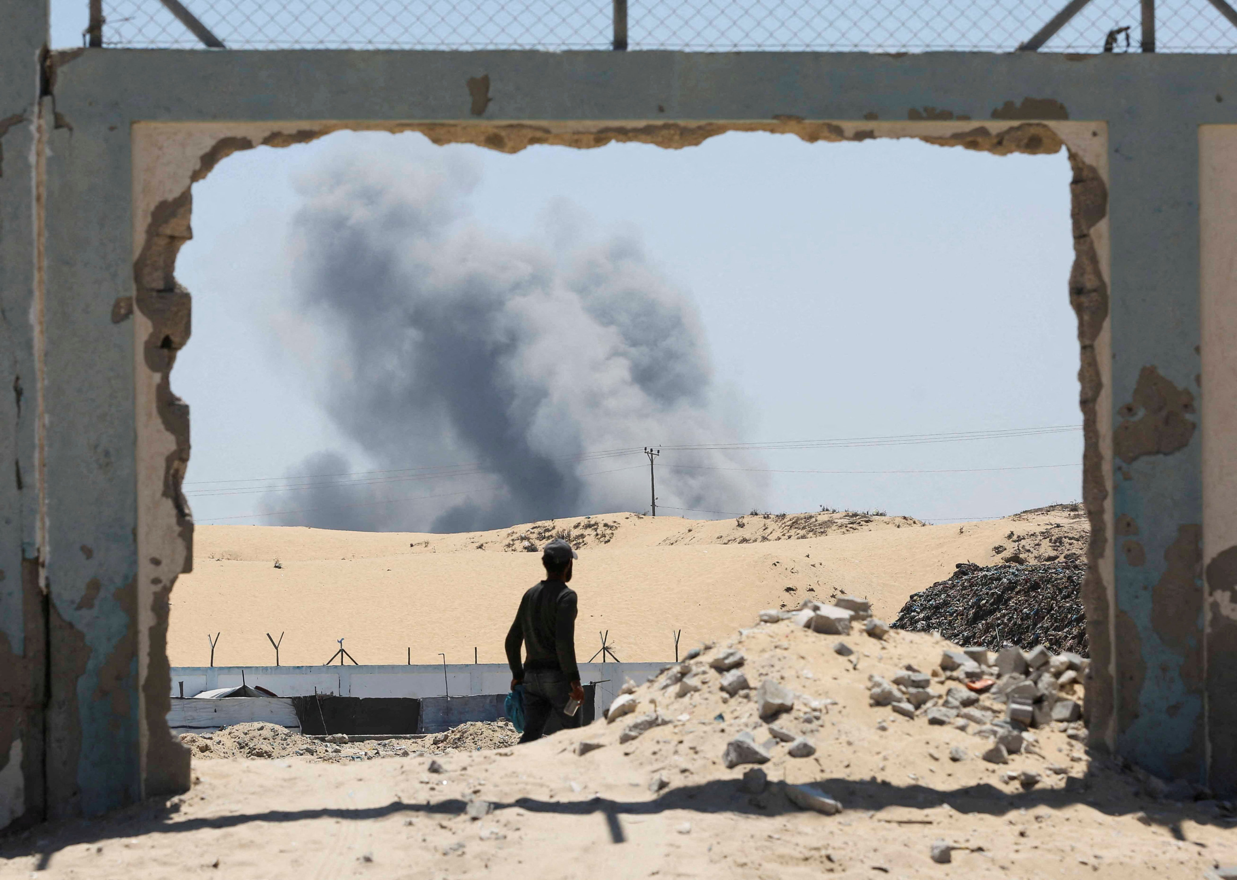 Smoke rises following Israeli strikes, in Khan Younis in the southern Gaza Strip August 8, 2024. Photo: Reuters