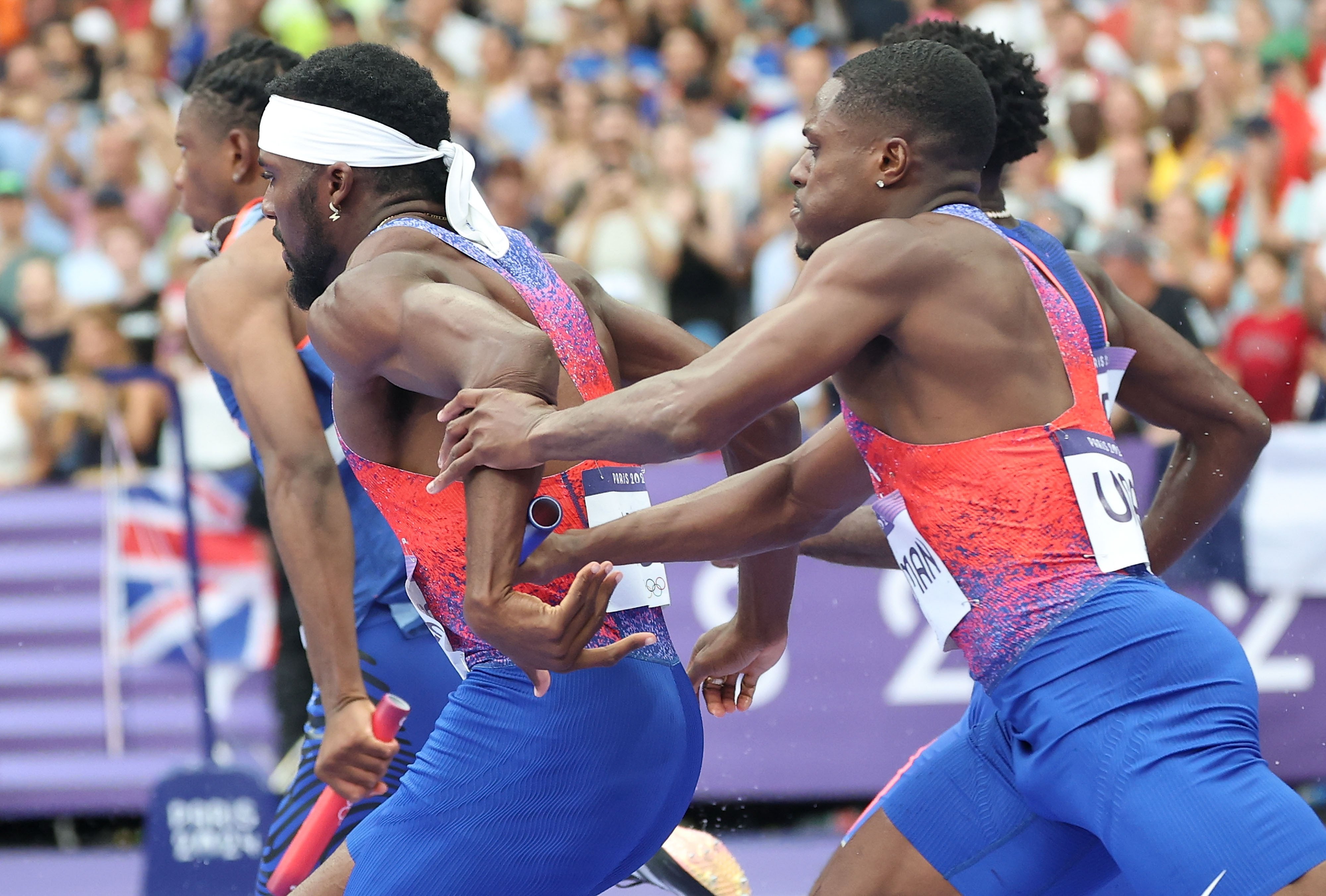 Christian Coleman (right) of the US struggles to hand the baton to teammate Kenneth Bednarek during the 4x100m relay final on Friday. Photo: Xinhua