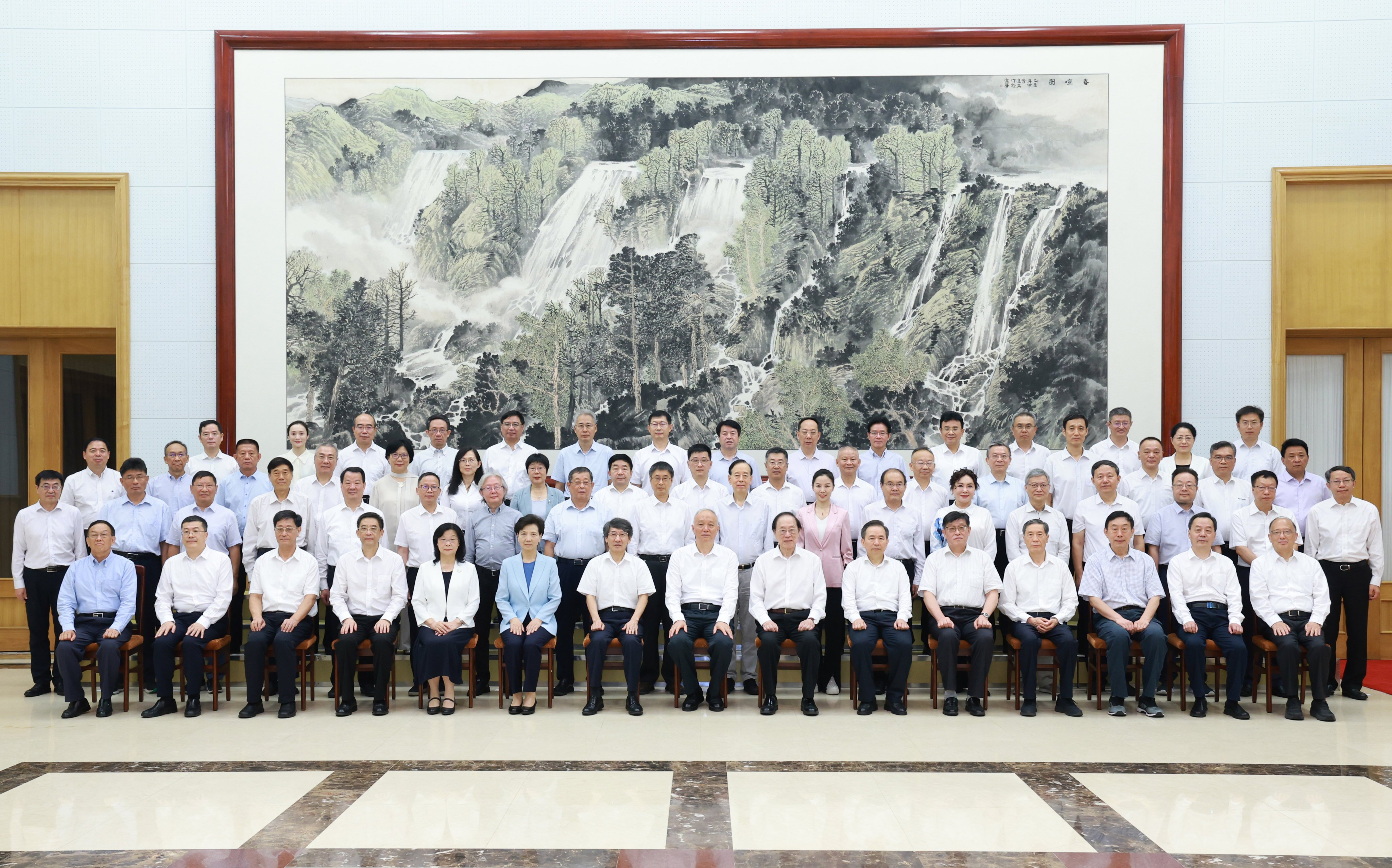 Politburo member Cai Qi (seated centre) was on hand to greet dozens of prominent researchers in Beidaihe, Hebei province, on August 3. Photo: Xinhua