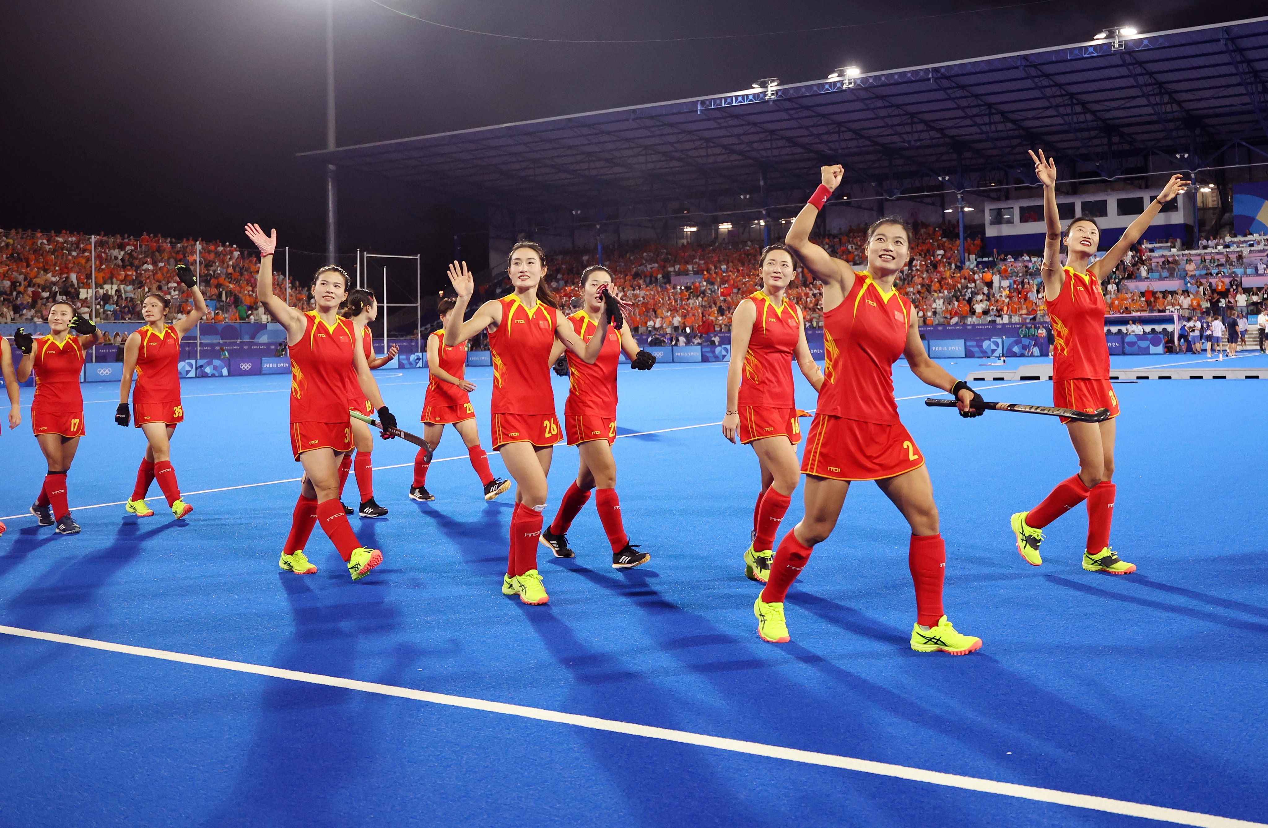 China’s players are applauded after their narrow loss in the gold medal match in Paris. Photo: Xinhua