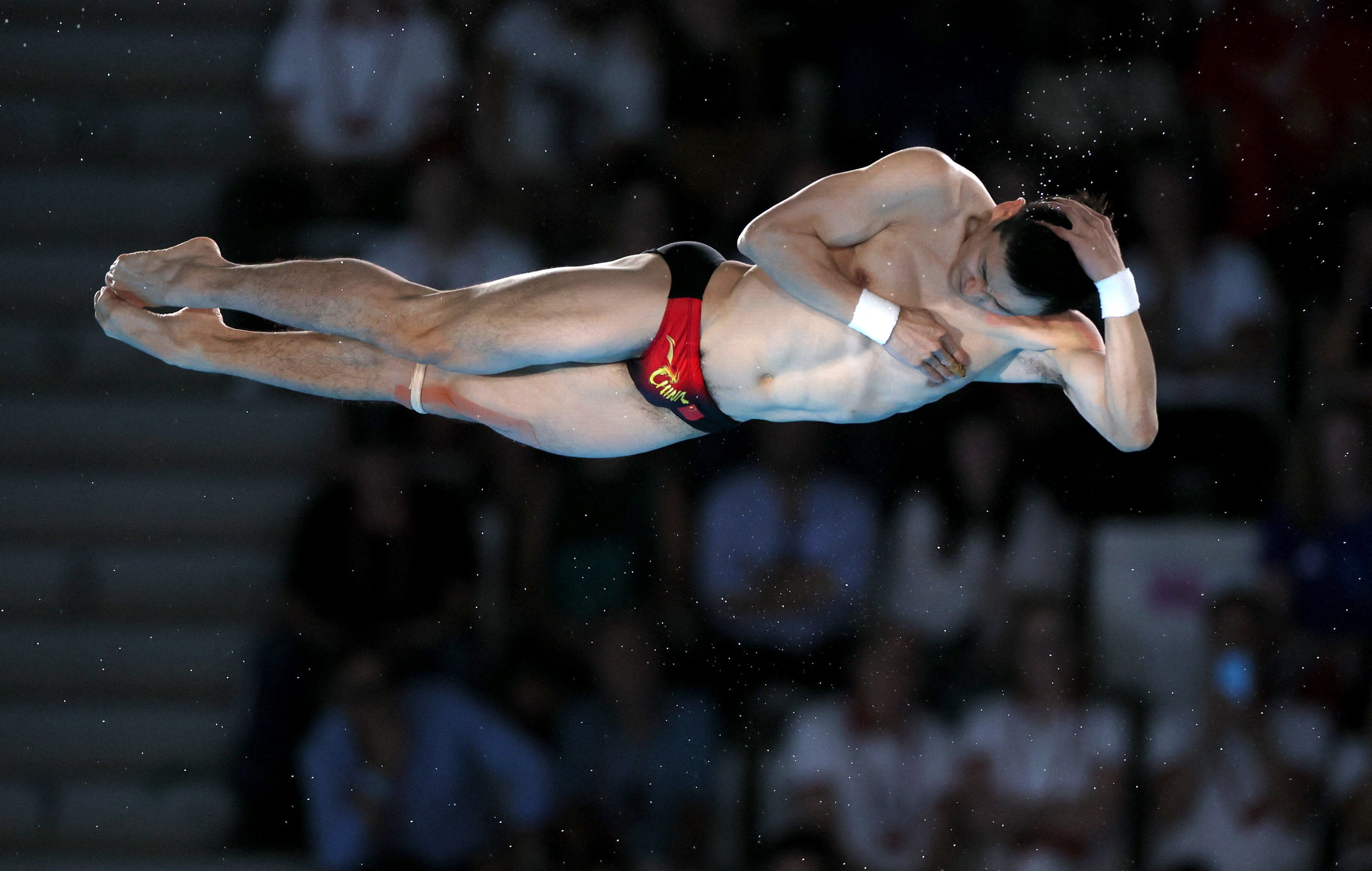 Cao Yuan in action in diving’s men’s 10m platform final. Photo: Reuters