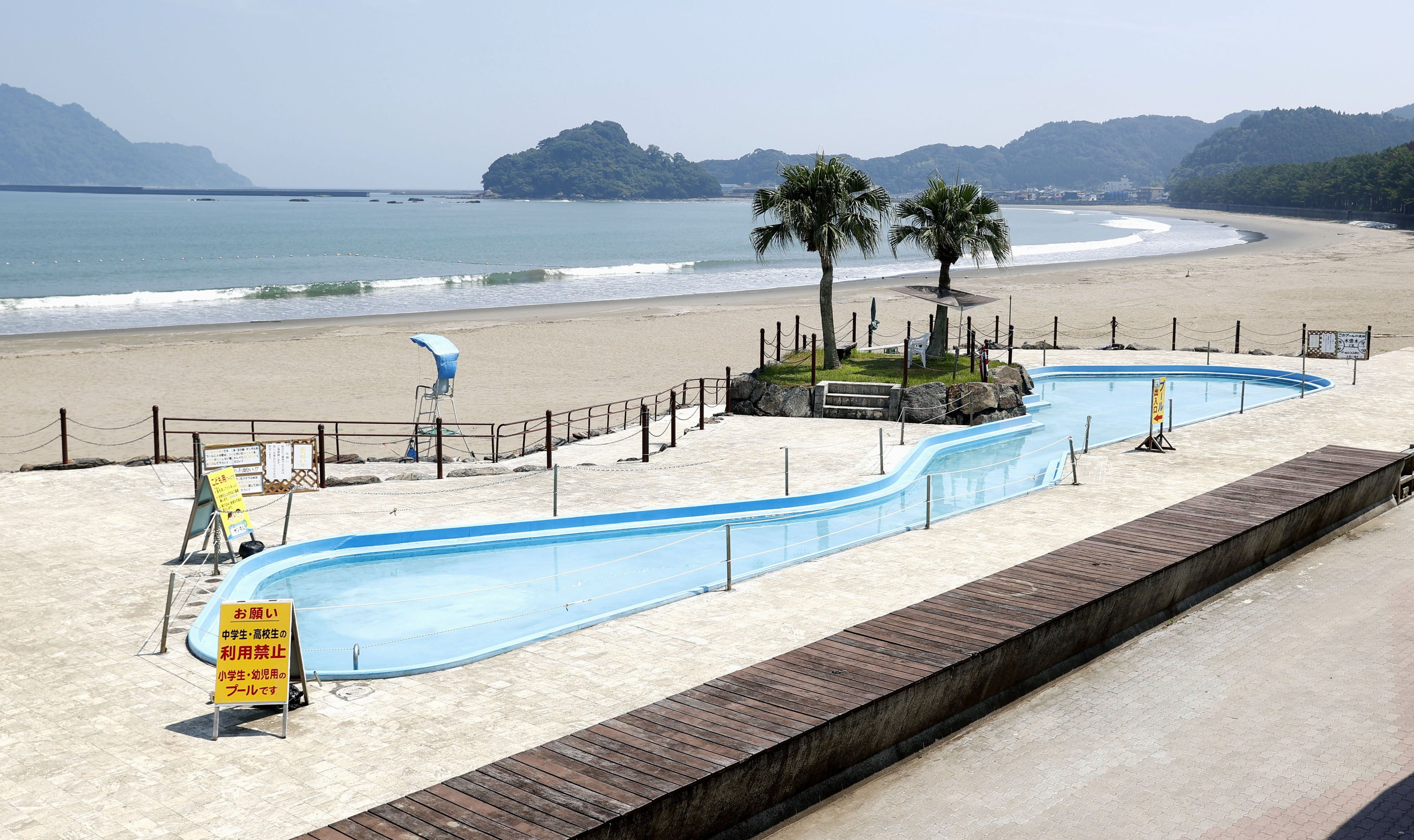 A bathing beach is closed in the southwestern Japan prefecture of Miyazaki after weather agency issued its first-ever advisory of a megaquake following a magnitude 7.1 earthquake that hit the region the previous day.  Photo: Kyodo