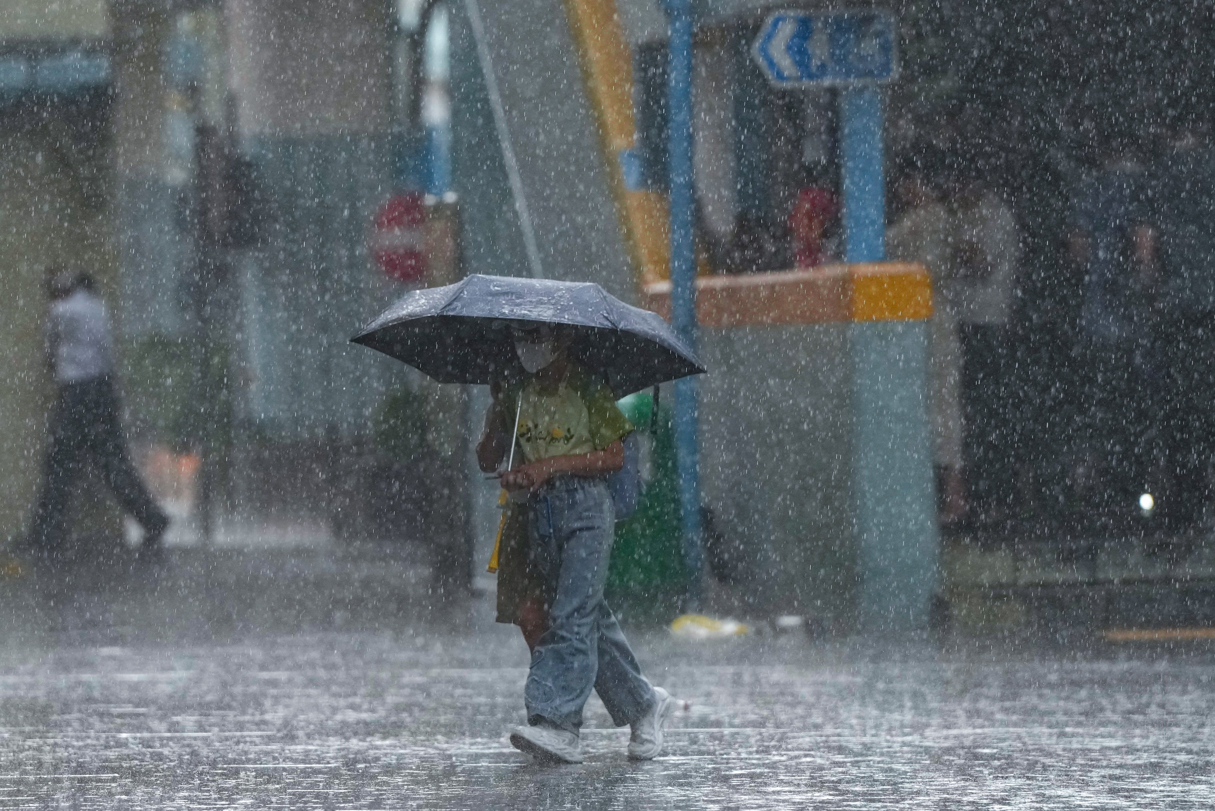 The Hong Kong Observatory issued an amber rainstorm warning at 7.55am on Monday, but cancelled it more than two hours later. Photo: Sam Tsang