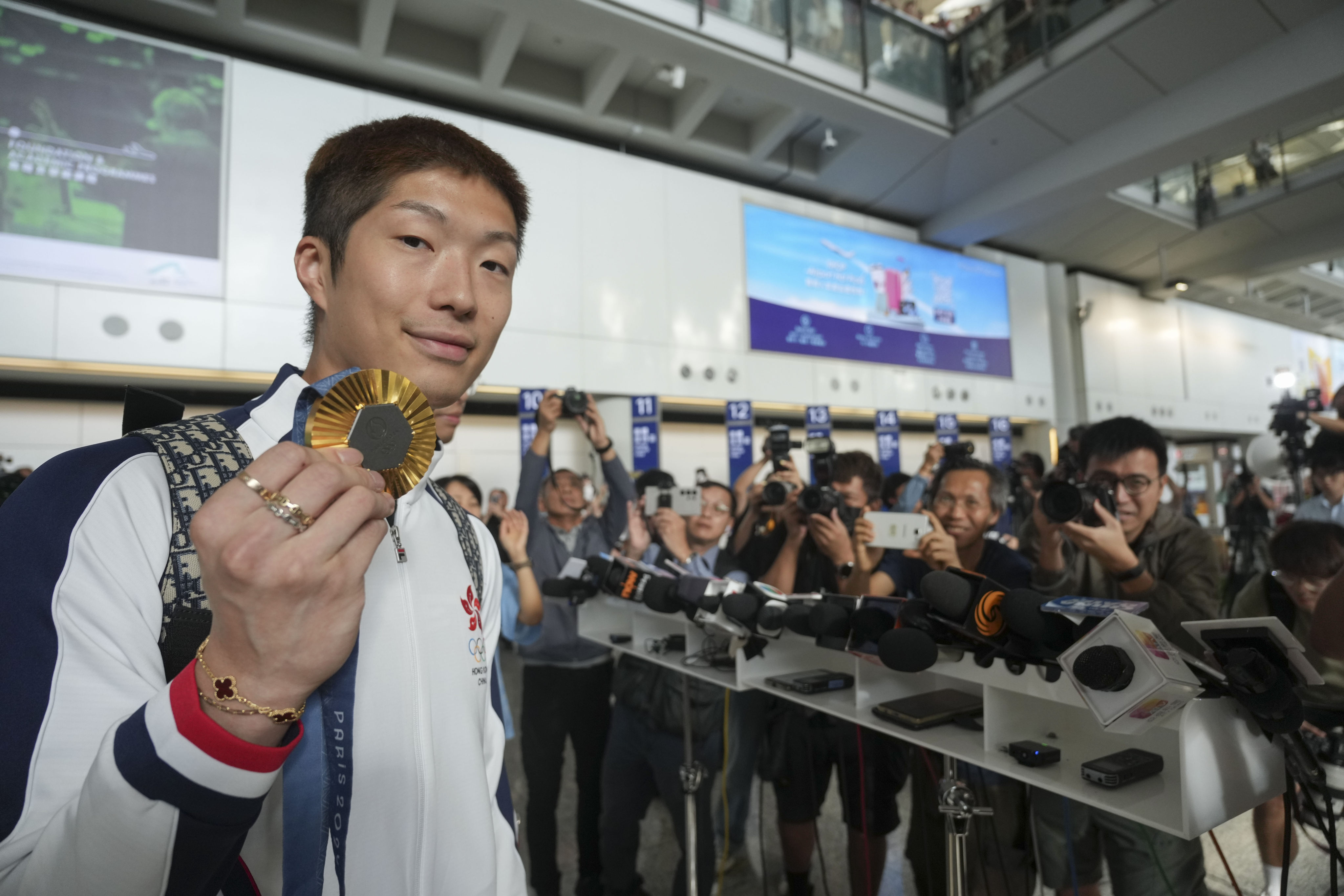 Olympic gold medalist Cheung Ka-long holds his gold medal upon his return to Hong Kong. Photo: Sam Tsang