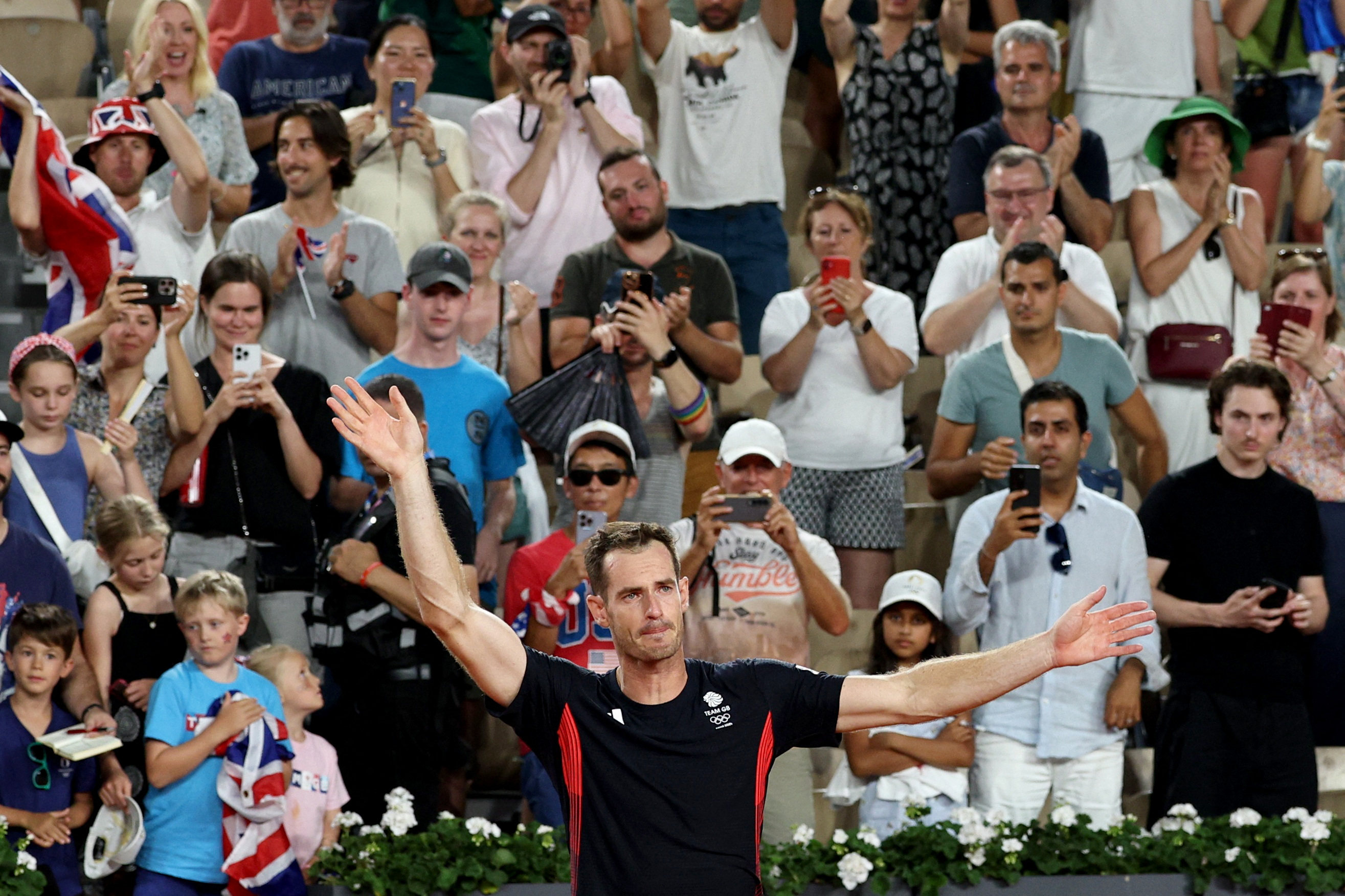 Andy Murray of Britain waves farewell after losing his match with Daniel Evans against Taylor Fritz and Tommy Paul of the US. Photo: Reuters