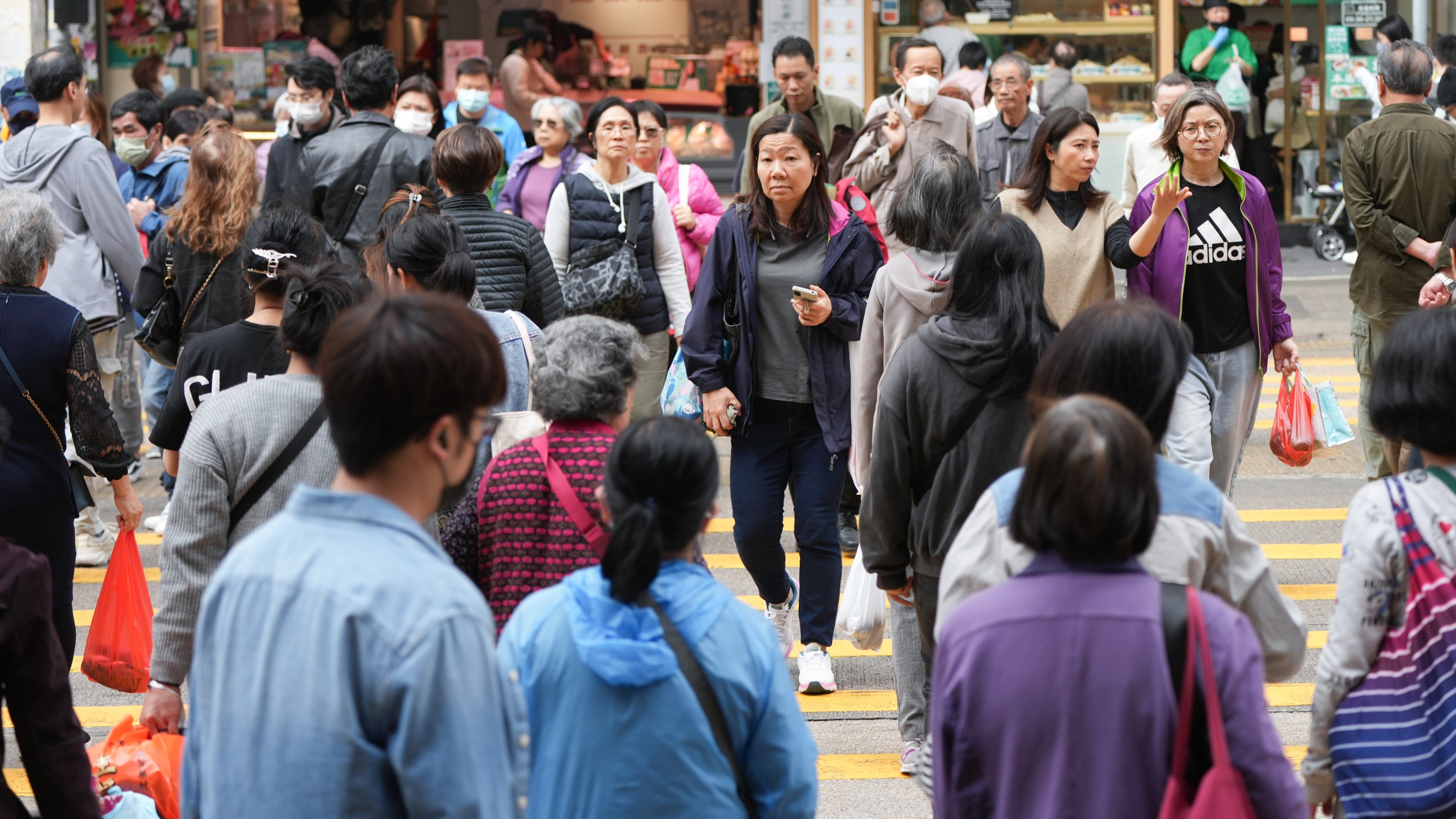 Pedestrians cross crowded Argyle Street in Mong Kok on January 2, 2024. Photo: Eugene Lee