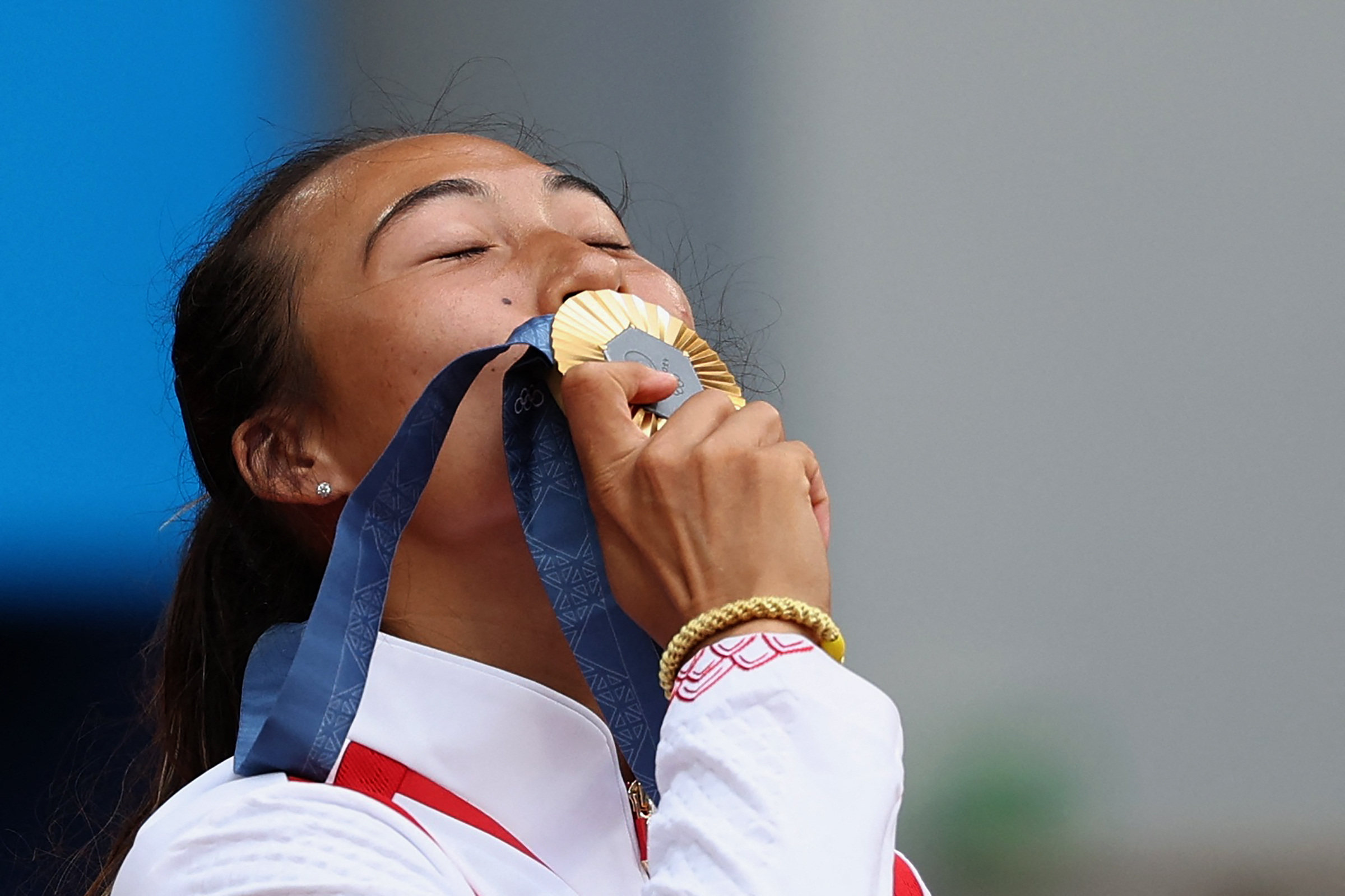 China’s Zheng Qinwen kisses her gold medal. Photo: Reuters