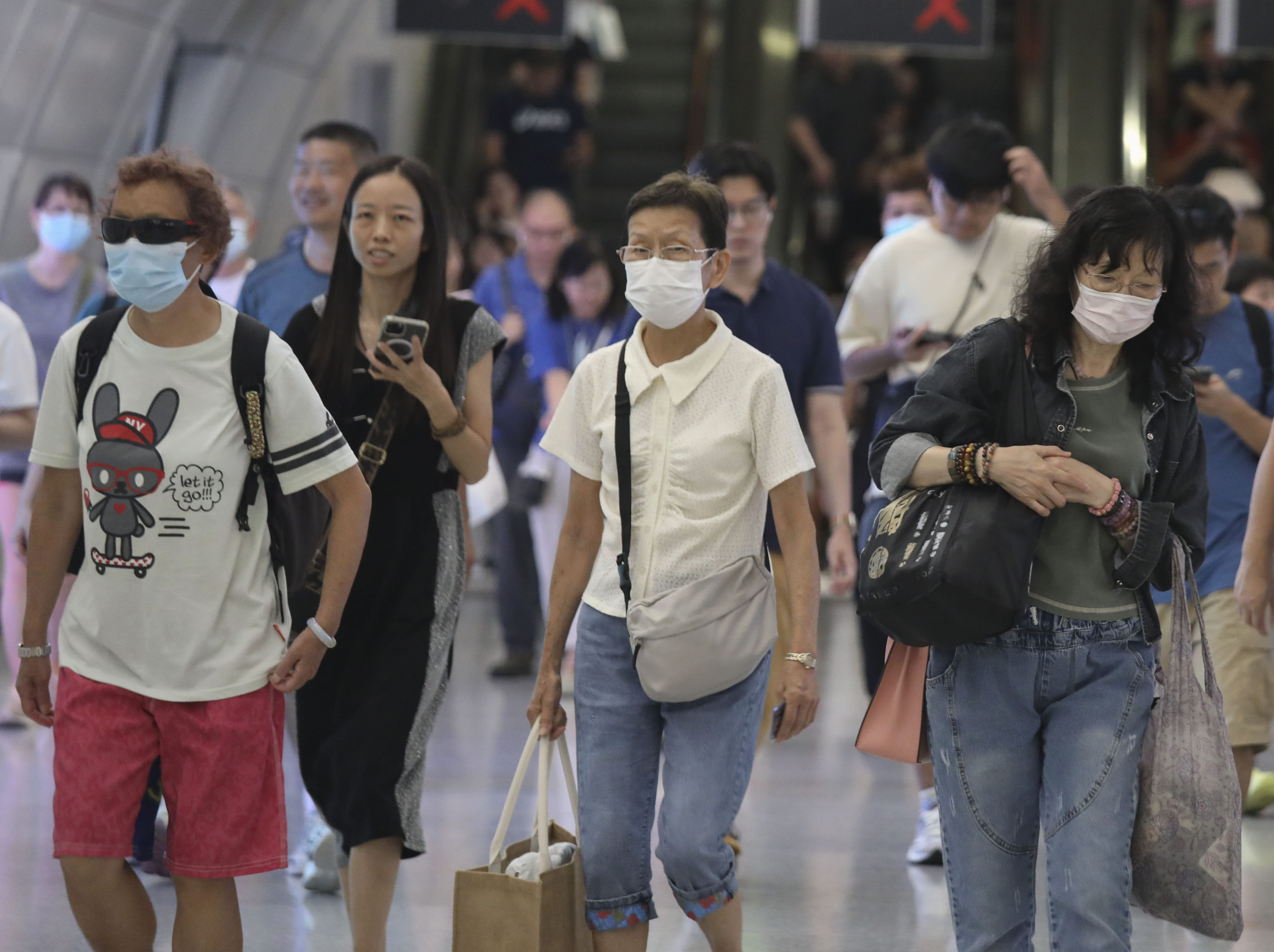 Passengers are seen wearing masks at Admiralty MTR station on Saturday. Photo: Xiaomei Chen