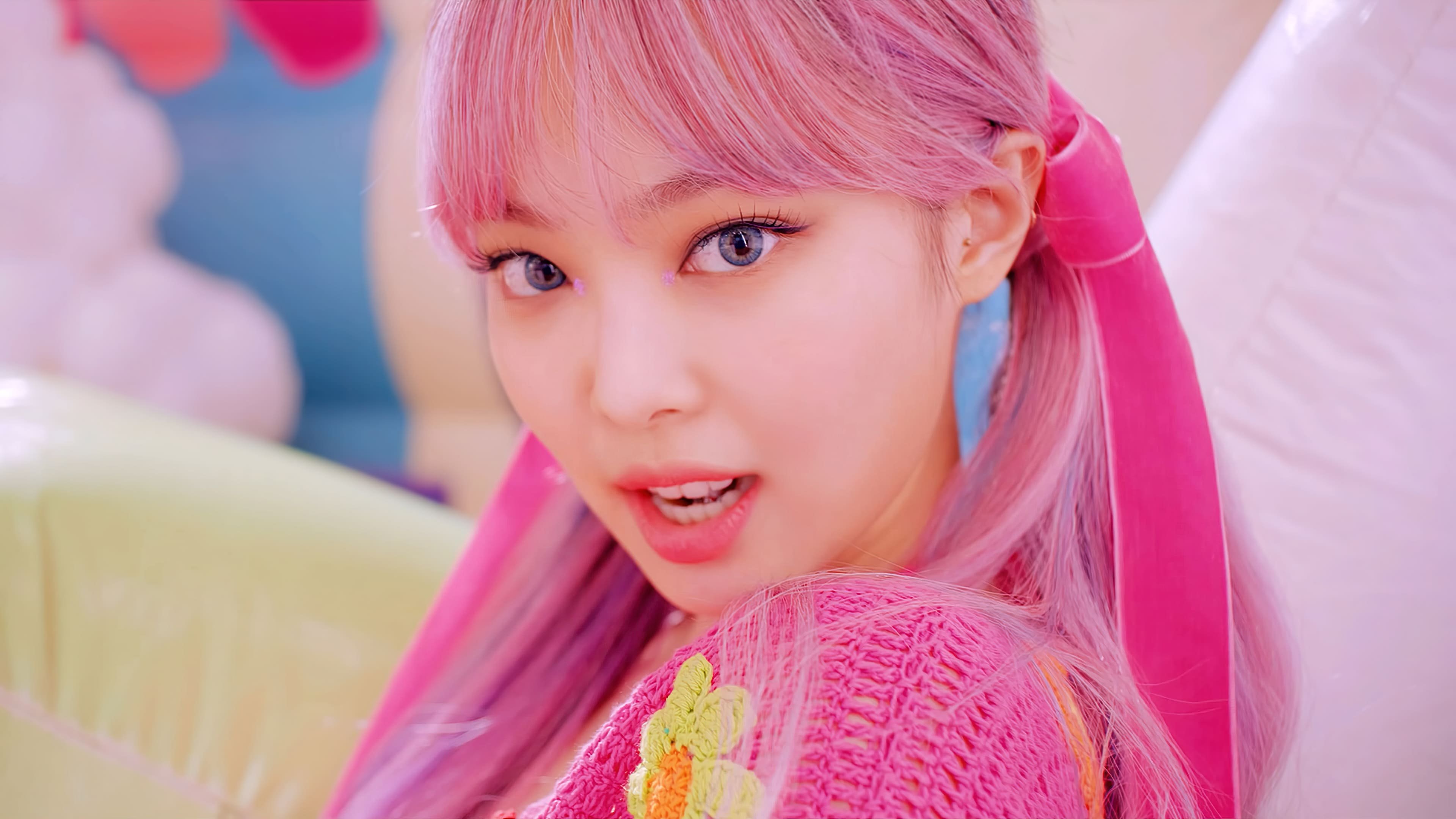 Jennie from Blackpink is one of many K-pop stars who wear coloured contact lenses – read on for tips on which type and colour will suit you best. Photos: Handout