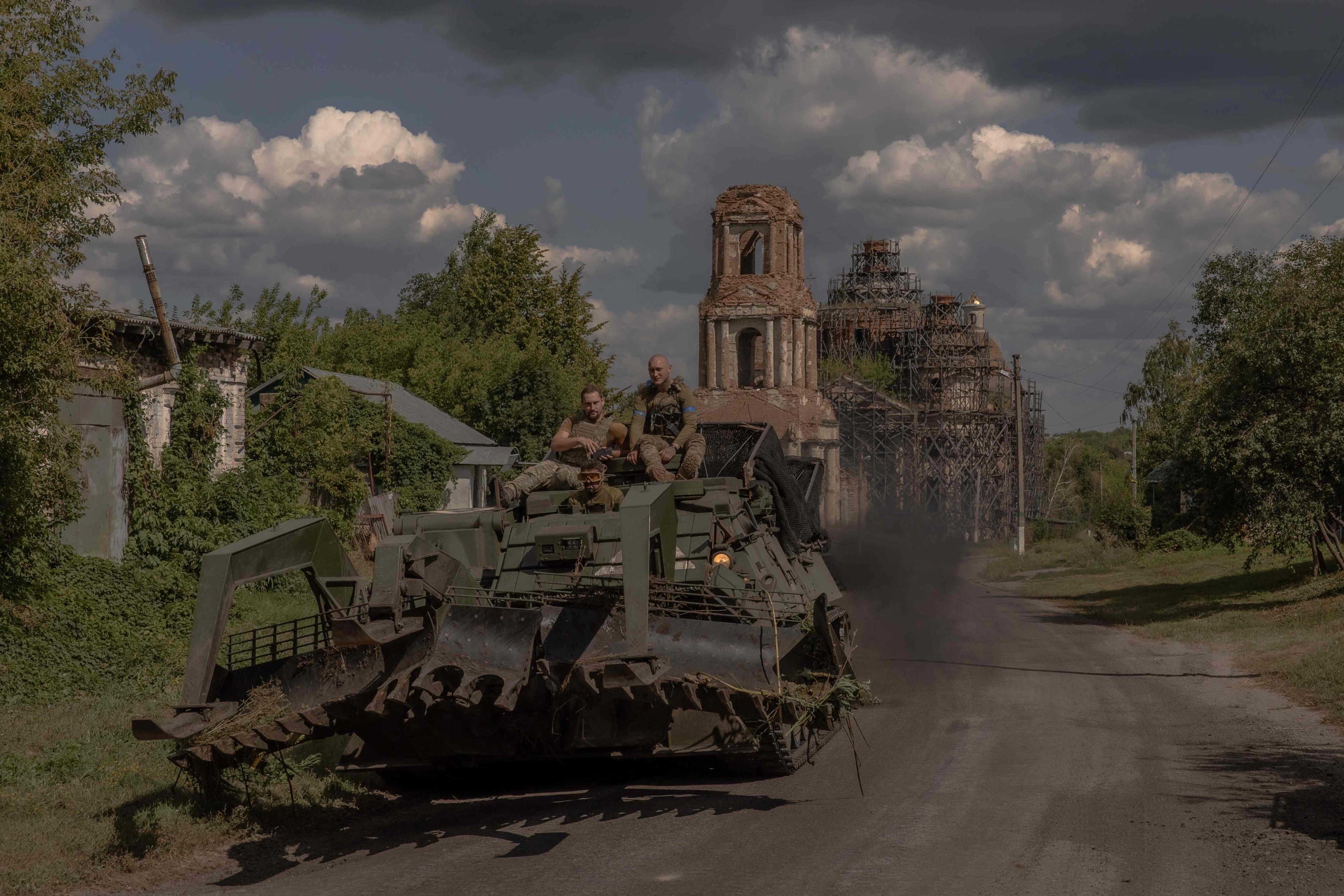 Ukrainian servicemen operate an armoured military vehicle in the Sumy region, near the border with Russia, on August 14. Photo: AFP