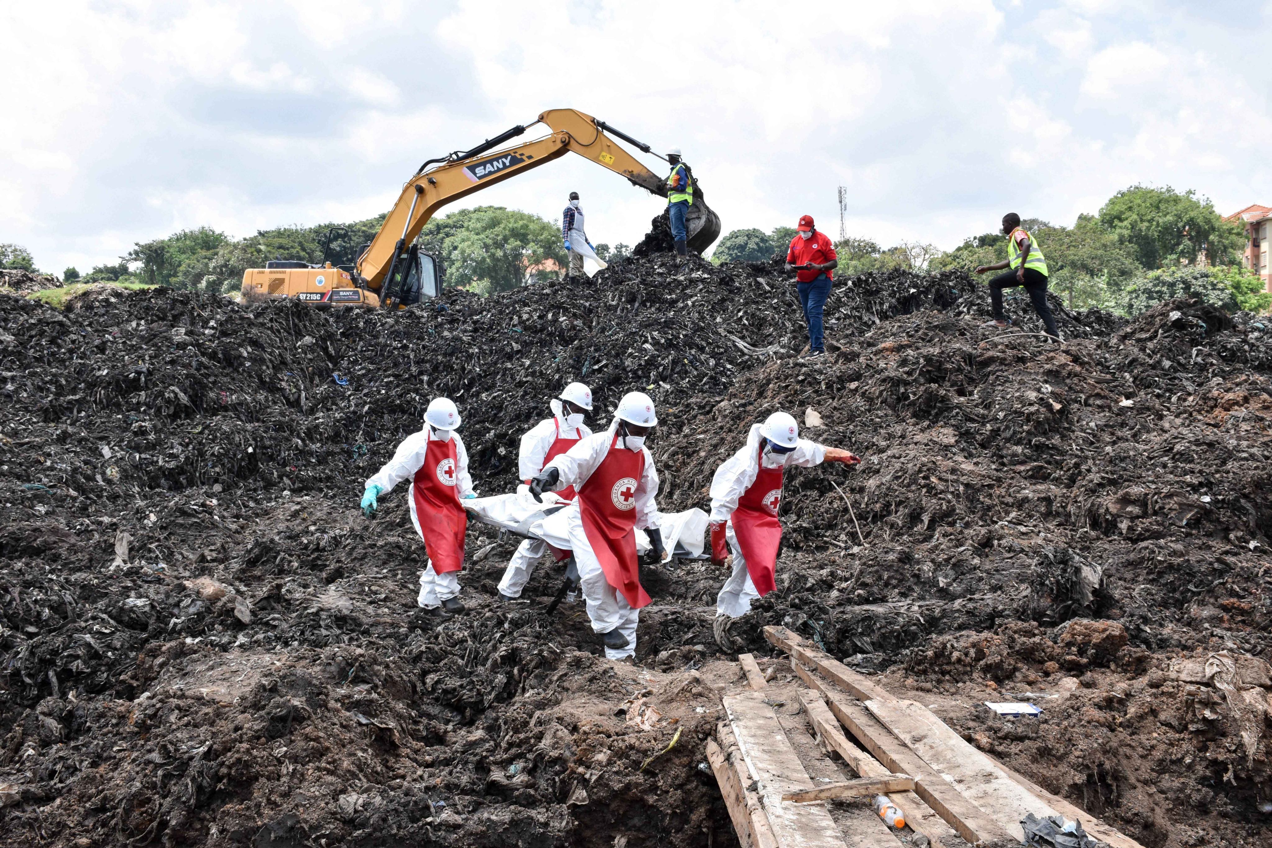 Rescuers carry the body of a victim retrieved from the site of a garbage dump landslide at Kiteezi landfill in Kampala, Uganda. Photo: Xinhua