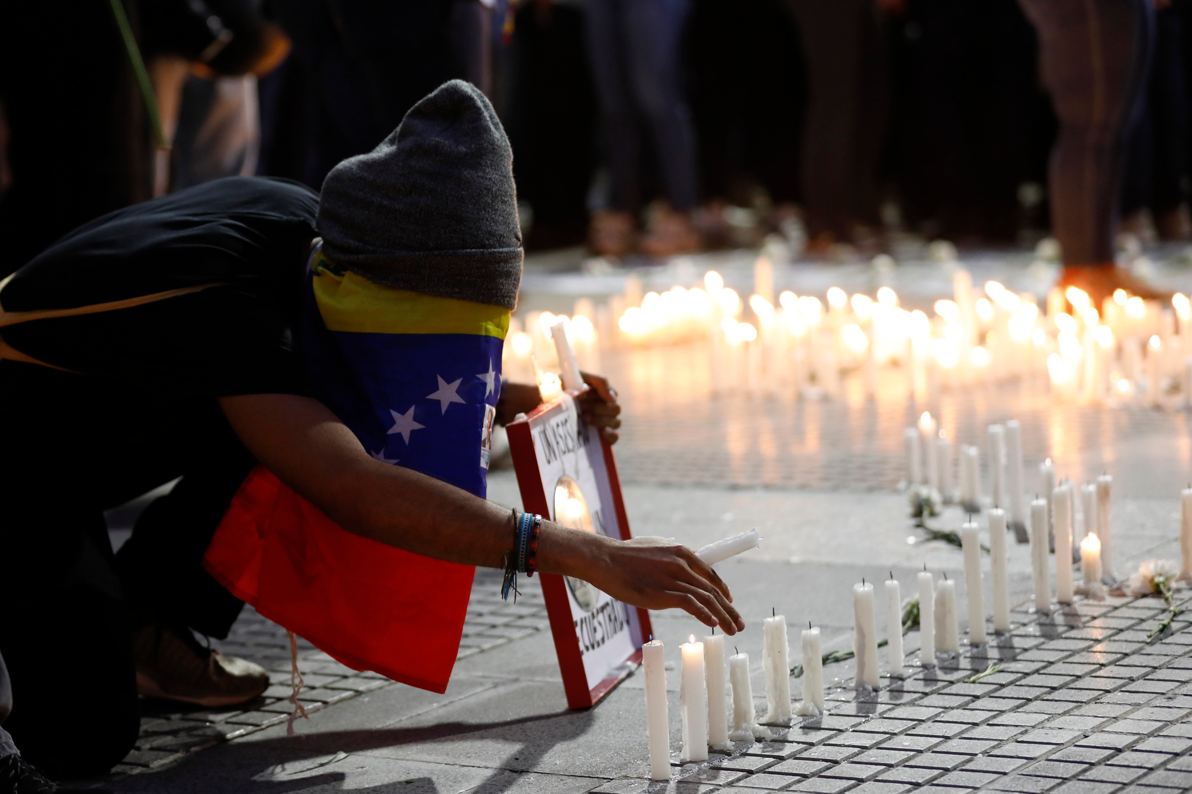 A protester lights candles in Caracas, Venezuela, on August 8 during a vigil for the freedom of political prisoners. Photo: dpa