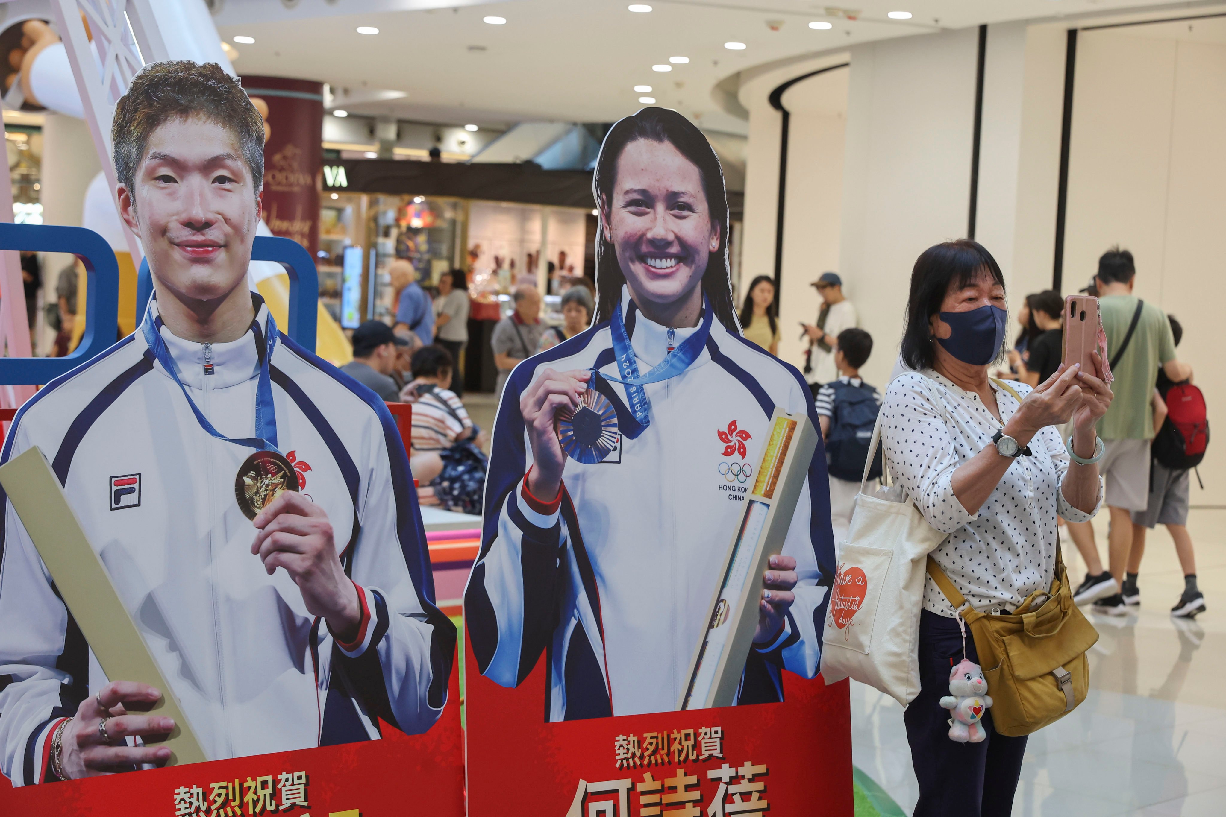 Patrons at APM shopping centre take pictures with cardboard figures of Olympic medallists Cheung Ka-long and Siobhan Haughey. Photo: Edmond So