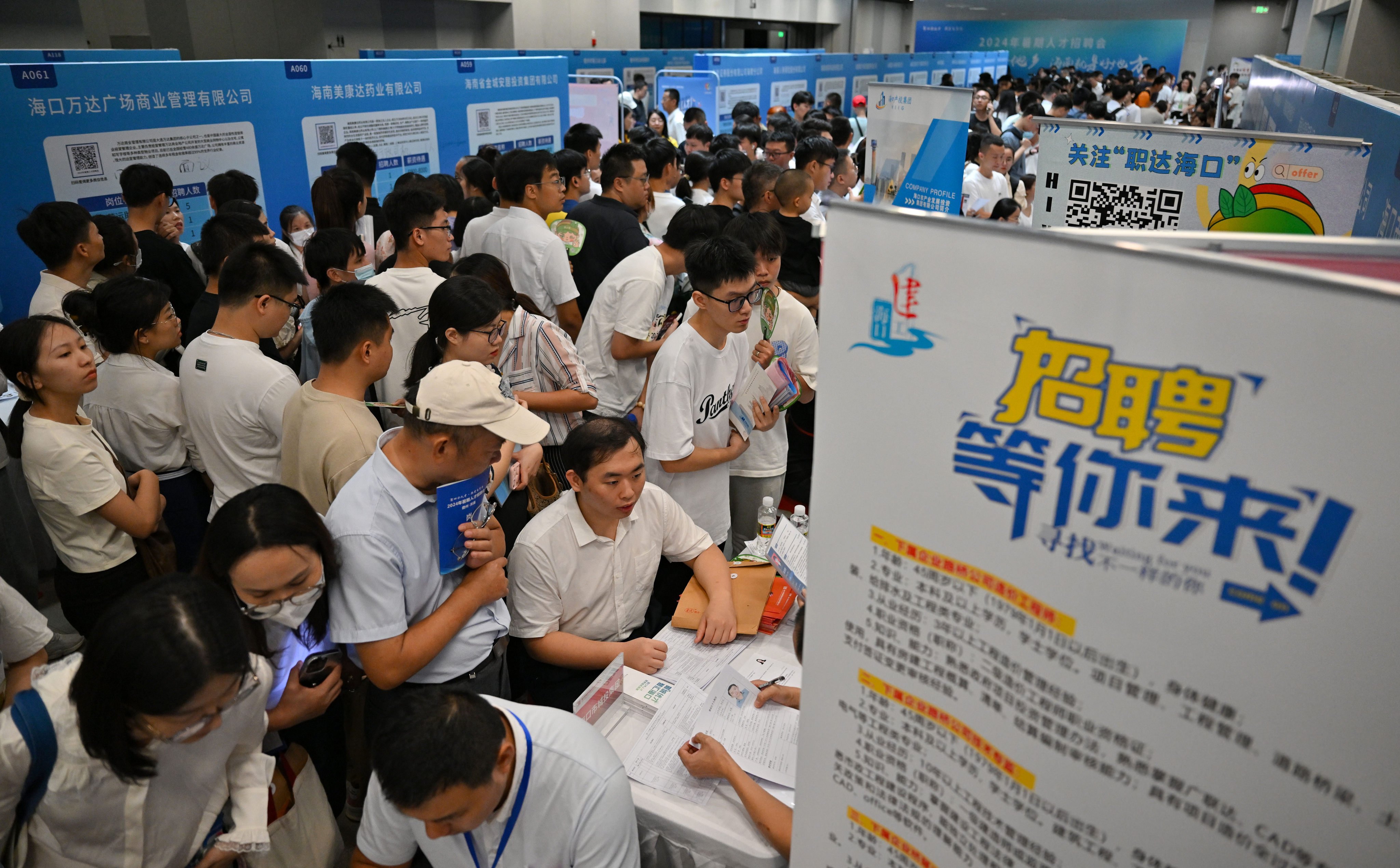 Competition for jobs is fierce among China’s younger generation.
Photo: Xinhua