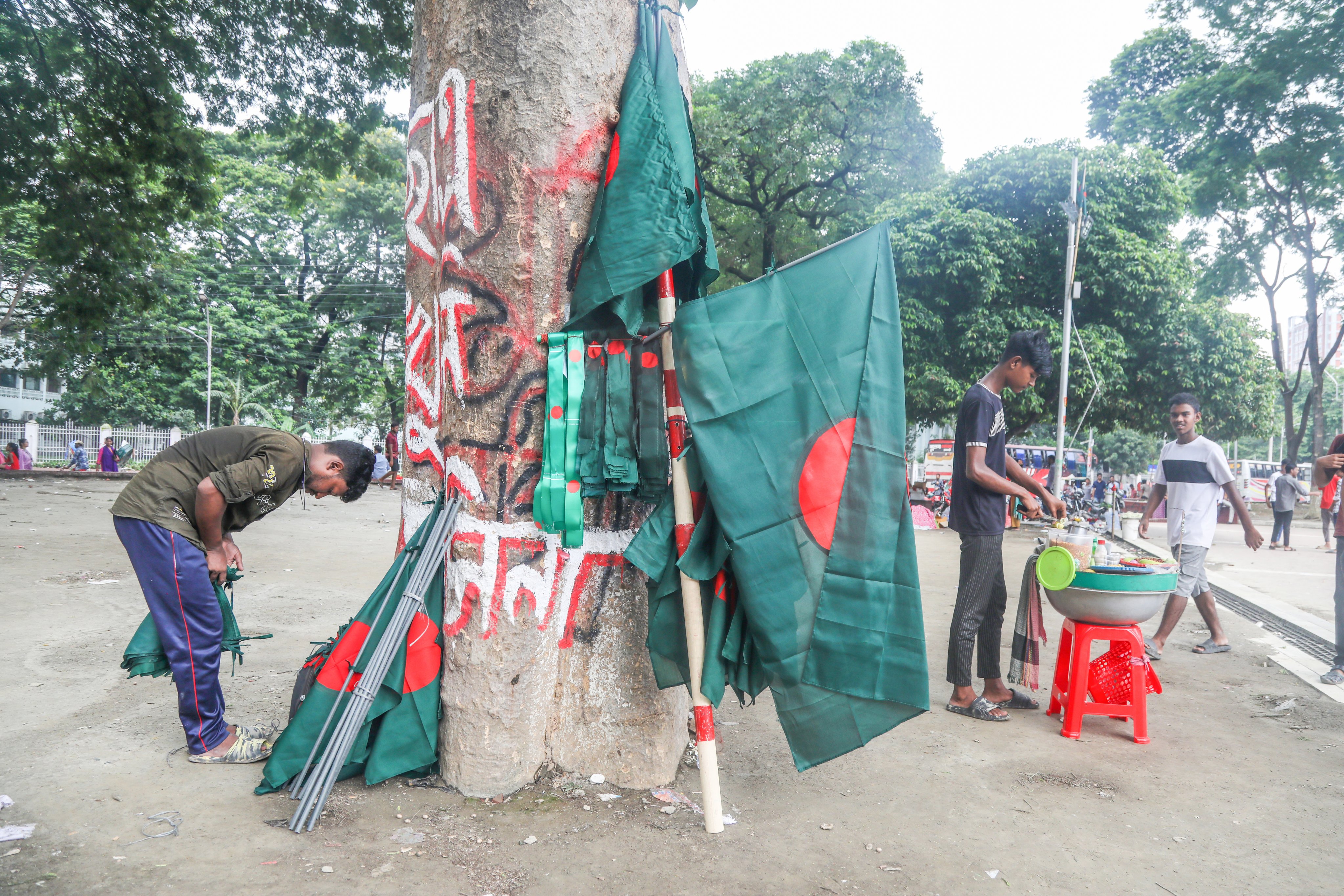 A Bangladeshi vendor sells national flags in Dhaka, Bangladesh, on August 18, 2024. Photo: EPA/EFE