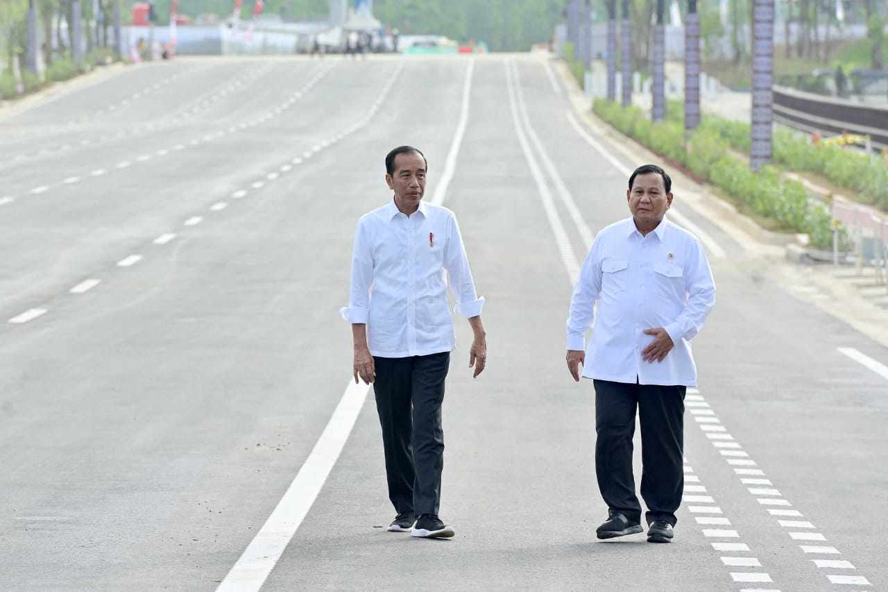 Indonesia’s President Joko Widodo (left) and president-elect Prabowo Subianto inspect the progress of construction at the future capital city of Nusantara. Photo: AFP/Indonesian presidential palace