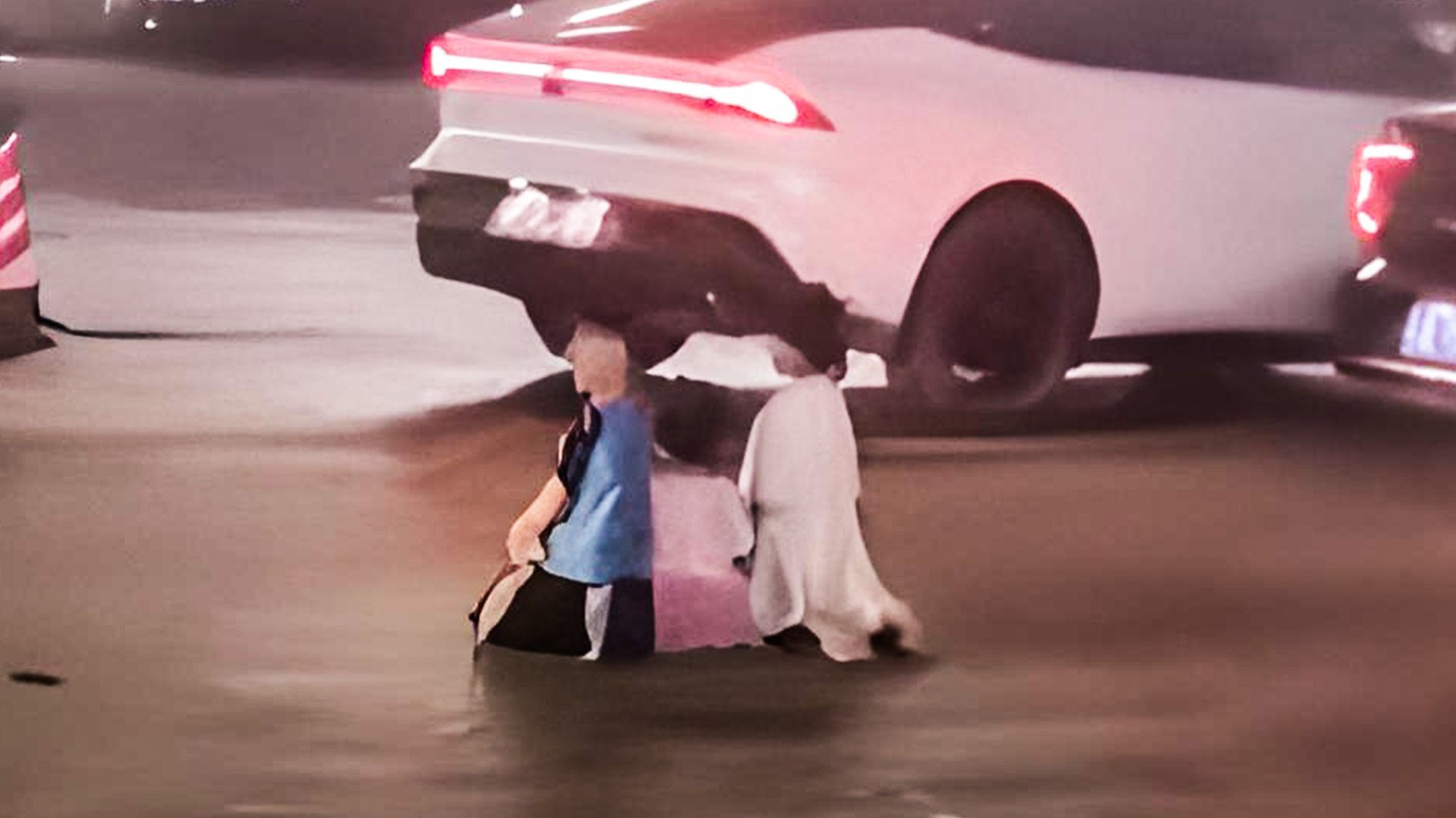 A father in China who made his three young children kneel in the middle of a busy road in a bizarre bid to force the return of his estranged wife has been slammed on social media. Photo: Douyin