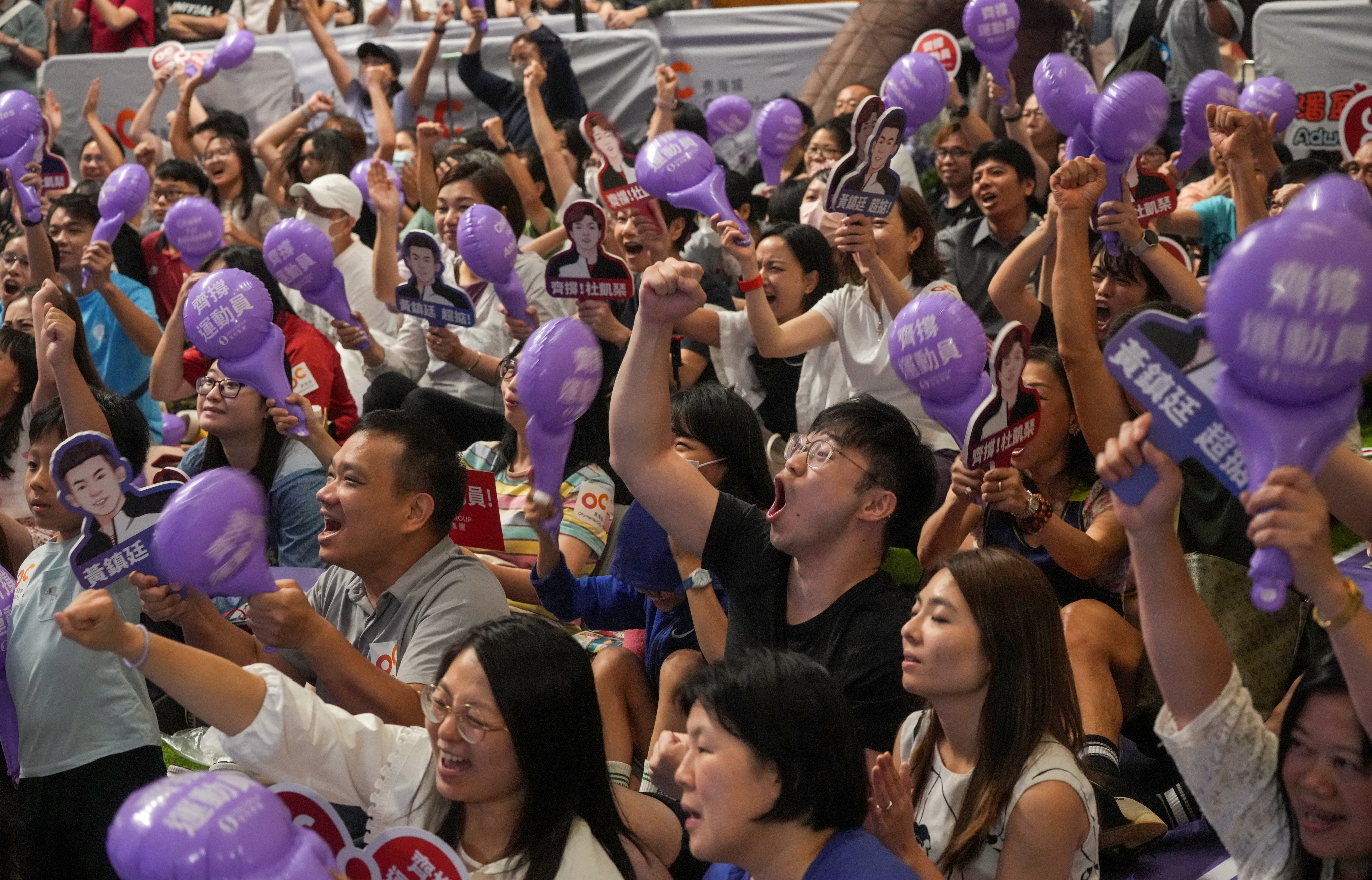 Supporters cheer on Hong Kong athletes during a live broadcast at the Olympian City 2 mall, Tai Kok Tsui, on July 30. Photo: May Tse