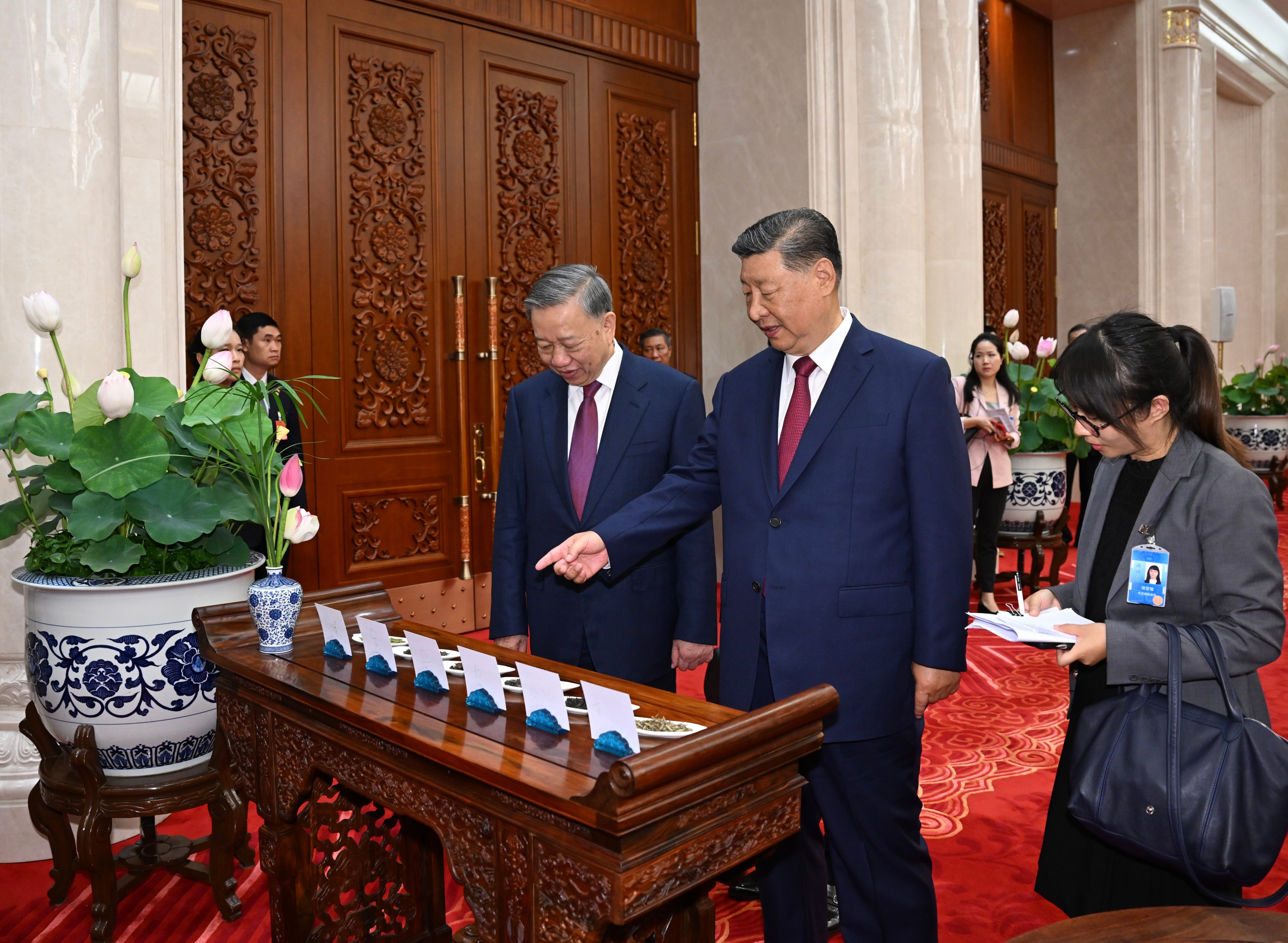 Chinese leader Xi Jinping (right) plays host to his Vietnamese counterpart, To Lam, in Beijing on Monday. Photo: Xinhua