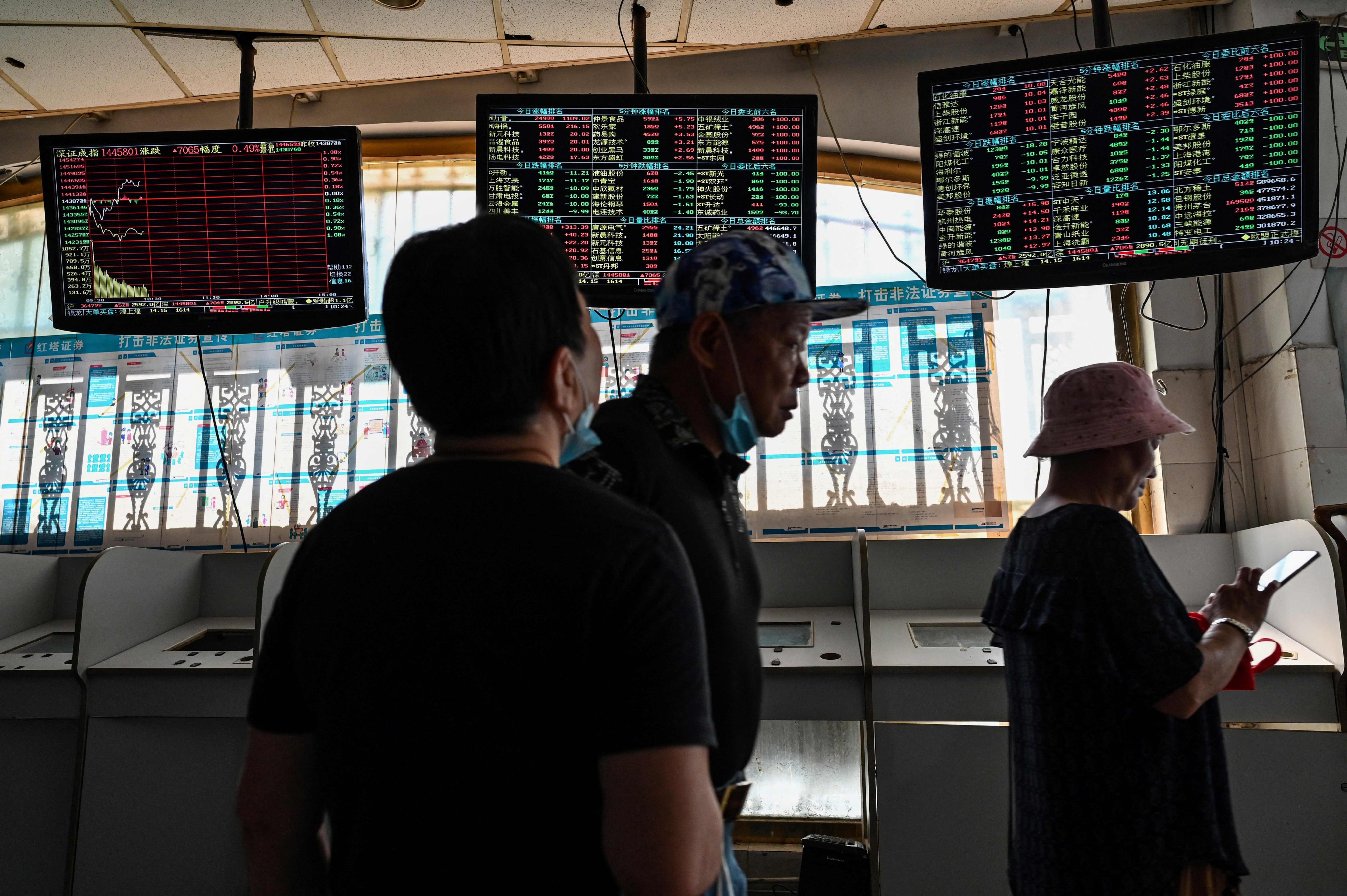 Investors monitor stock price movements at a securities company in Shanghai on September 24, 2021. Photo: AFP