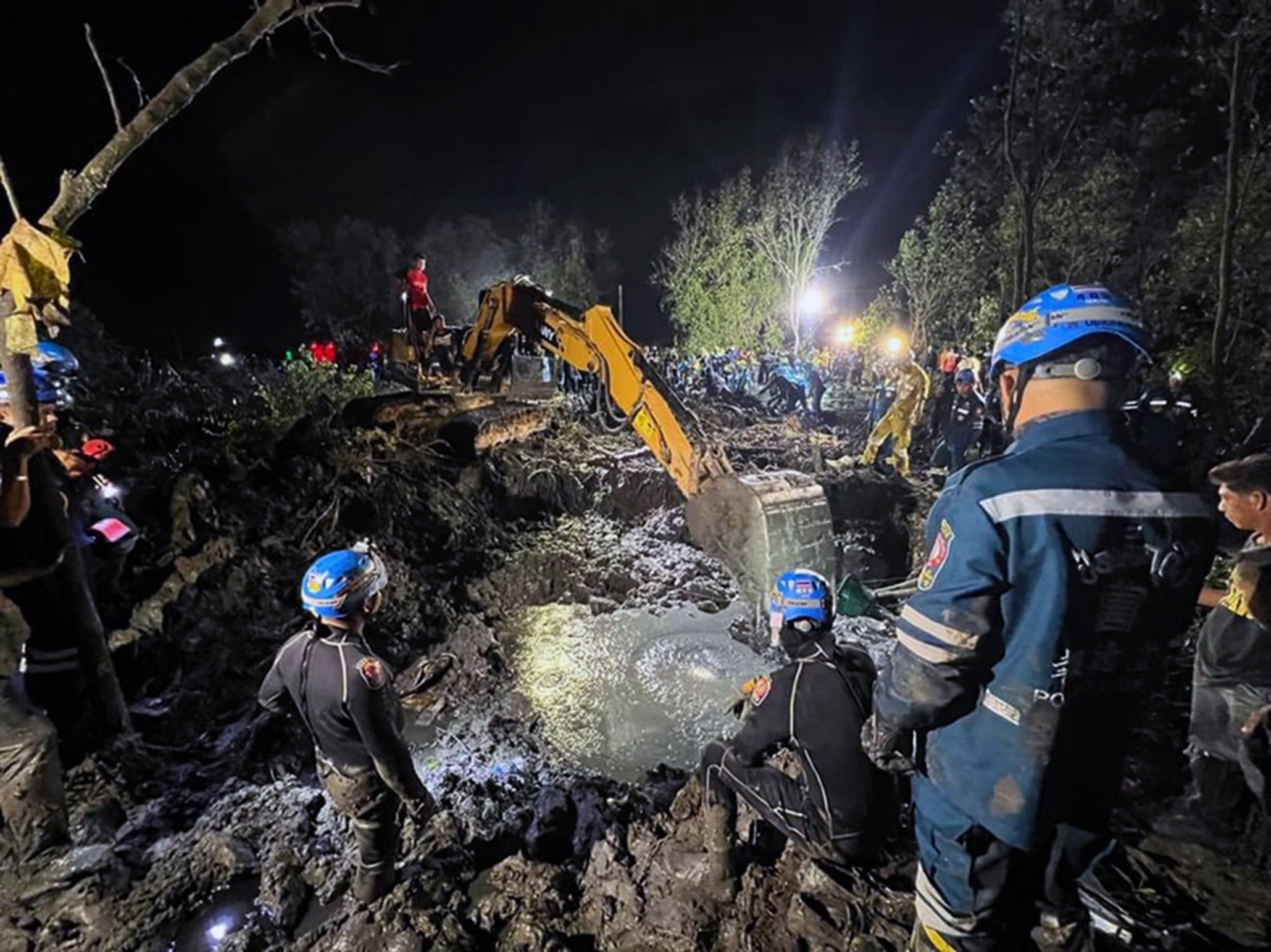 Rescue workers dig through the swampy crash site to recover the wreckage of the plane, in a mangrove forest in Chachoengsao province, Thailand, early on Friday.  Photo: EPA-EFE 