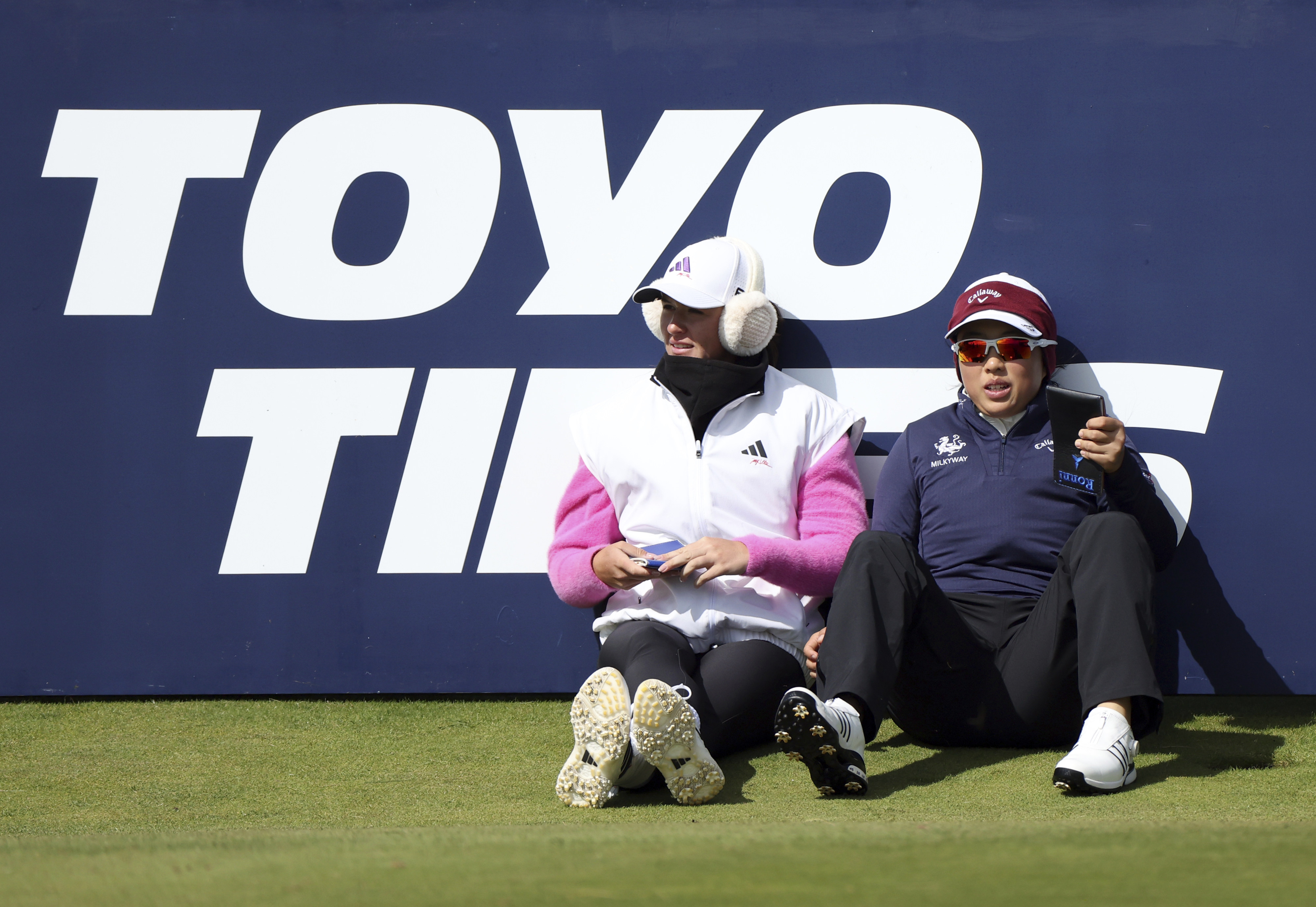 Yin Ruoning (right) and Sweden’s Linn Grant shelter from the wind while waiting to tee off on the 8th hole during the first round of the Women’s British Open at St Andrews. Photo: AP