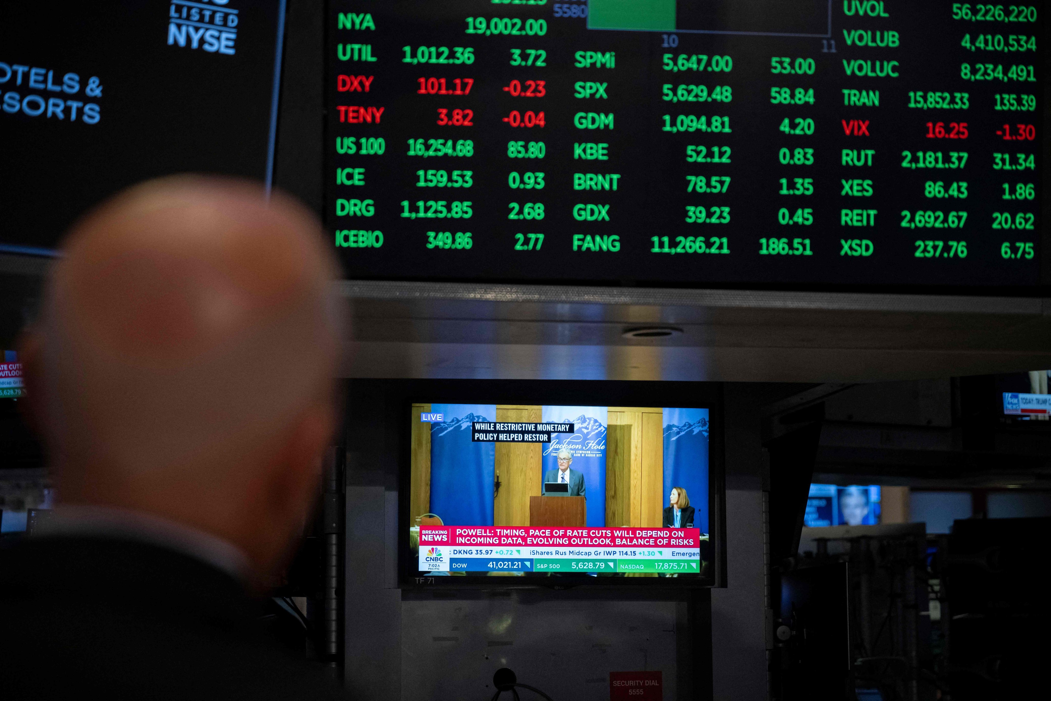 A television station on the floor of the New York Stock Exchange broadcasts US Federal Reserve Chair Jerome Powell speaking in Jackson Hole, Wyoming. Photo: AFP