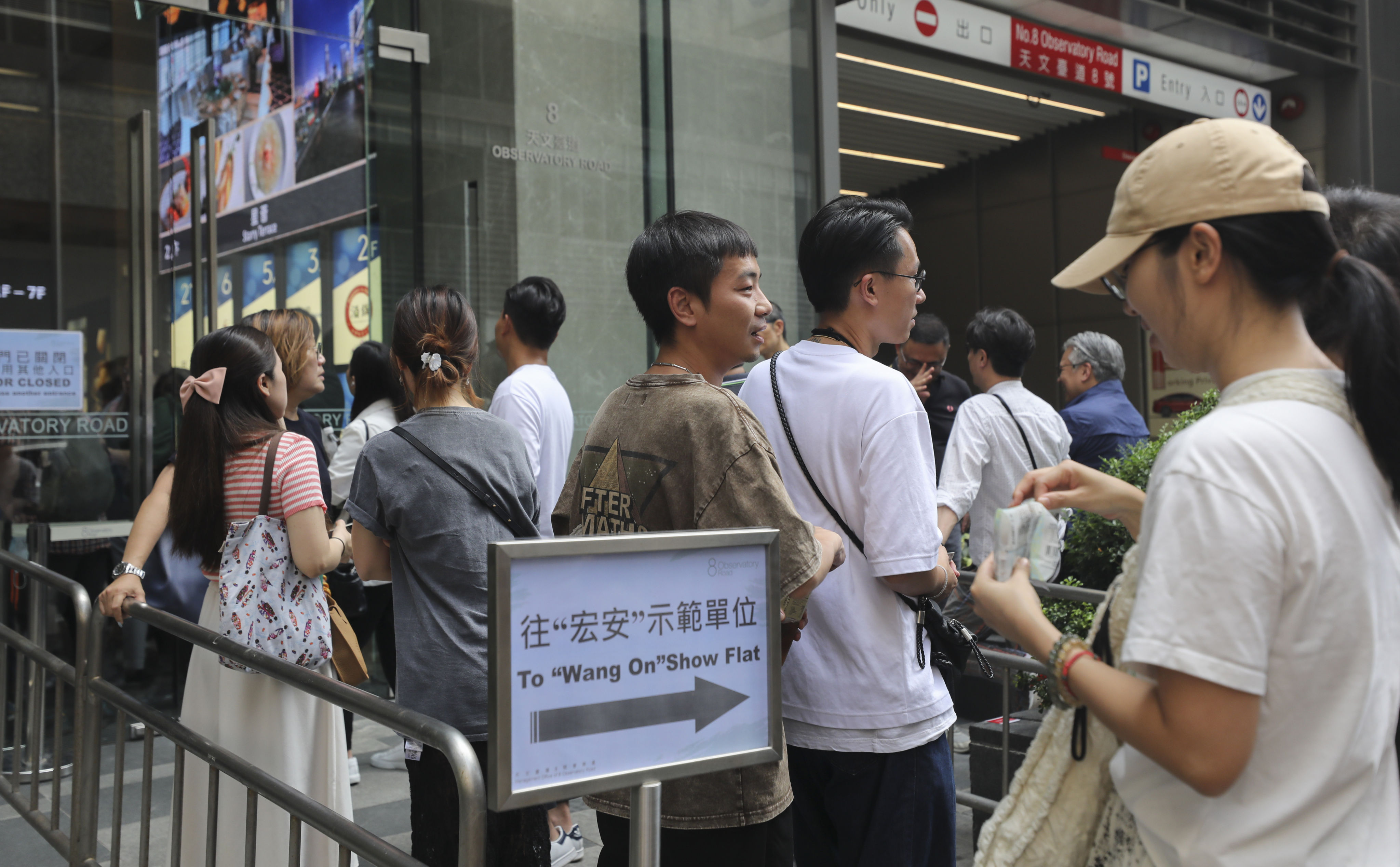 People queue up to view the show flat for the Finnie project on Friday. Photo: Xiaomei Chen