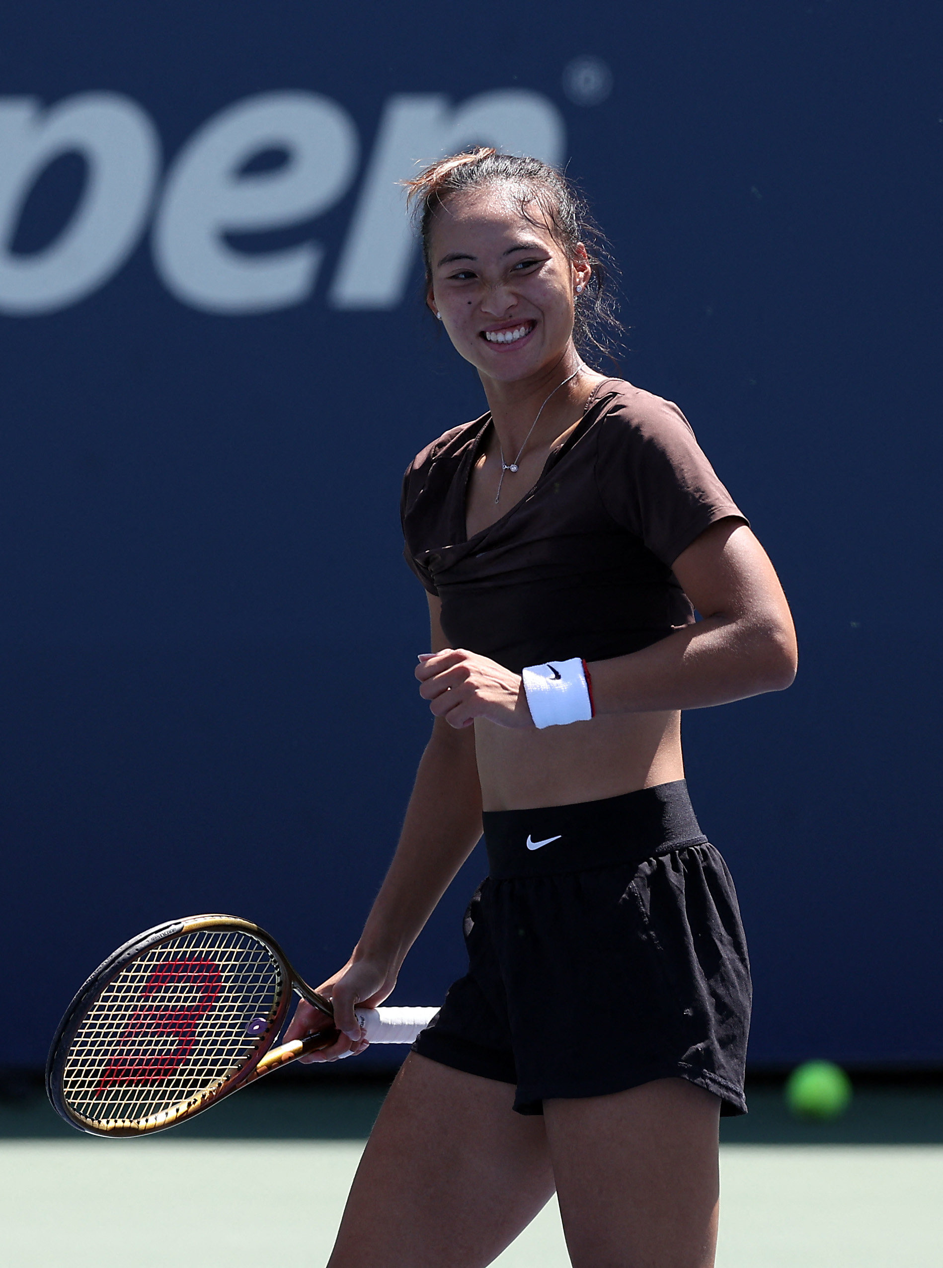 Zheng Qinwen practices ahead of the 2024 US Open at USTA Billie Jean King National Tennis Centre. Photo: Getty Images